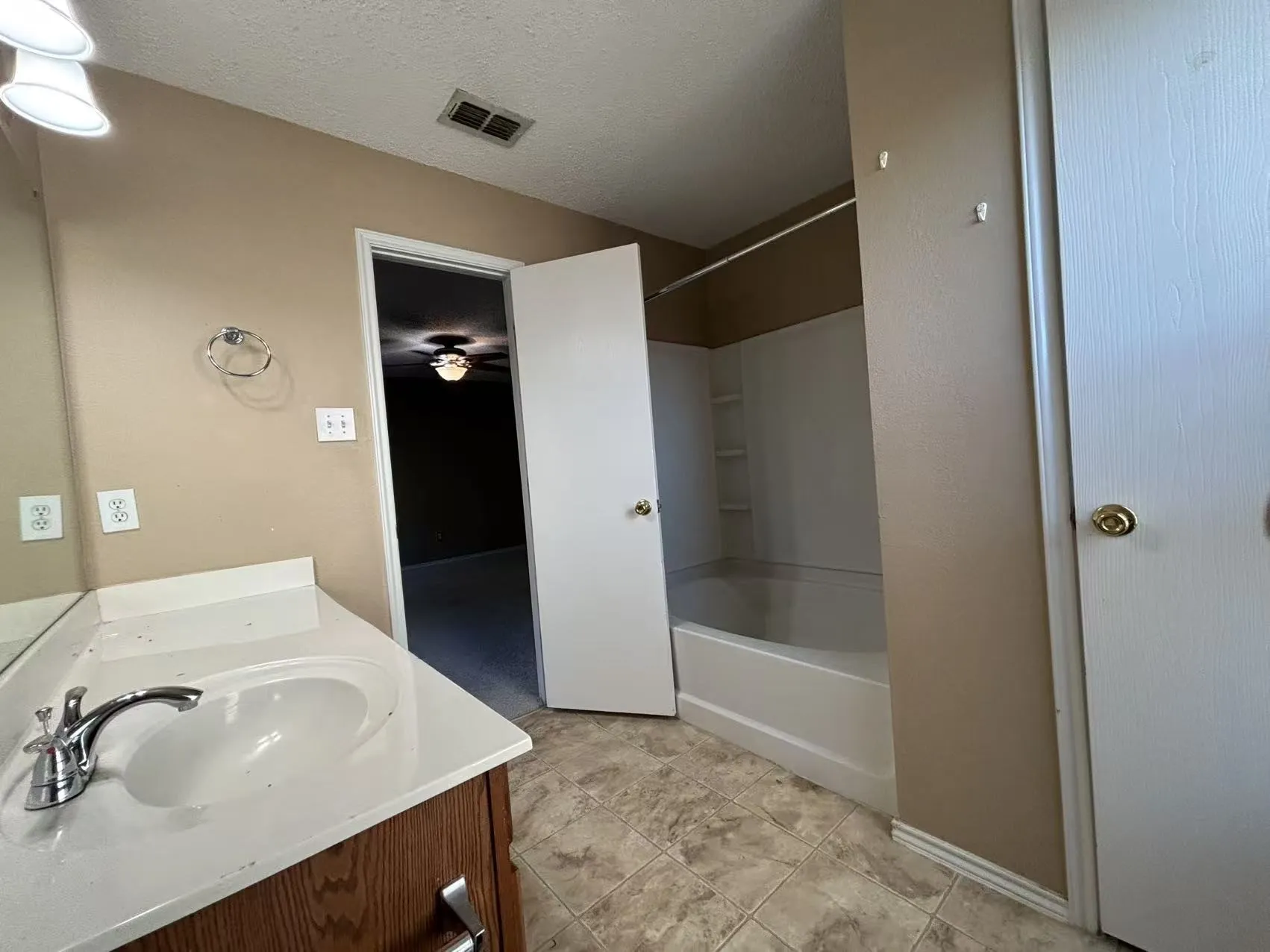 Single Family Residence For Rent in Denton County , 1645 Crown Point Drive, Little Elm, Texas 75036, 3 Bedroom, 2 Bathroom, 2 Garage spaces, 1,571 Sqft, built in 2004, mls#21409278, Real Estate Agent in Little Elm, Homes For Rent in Denton county, Homes For Rent in Little Elm, Realtor in Little Elm Texas, Real Estate Brokerage Independent Realty Texas, Luminita Cordes Realtor