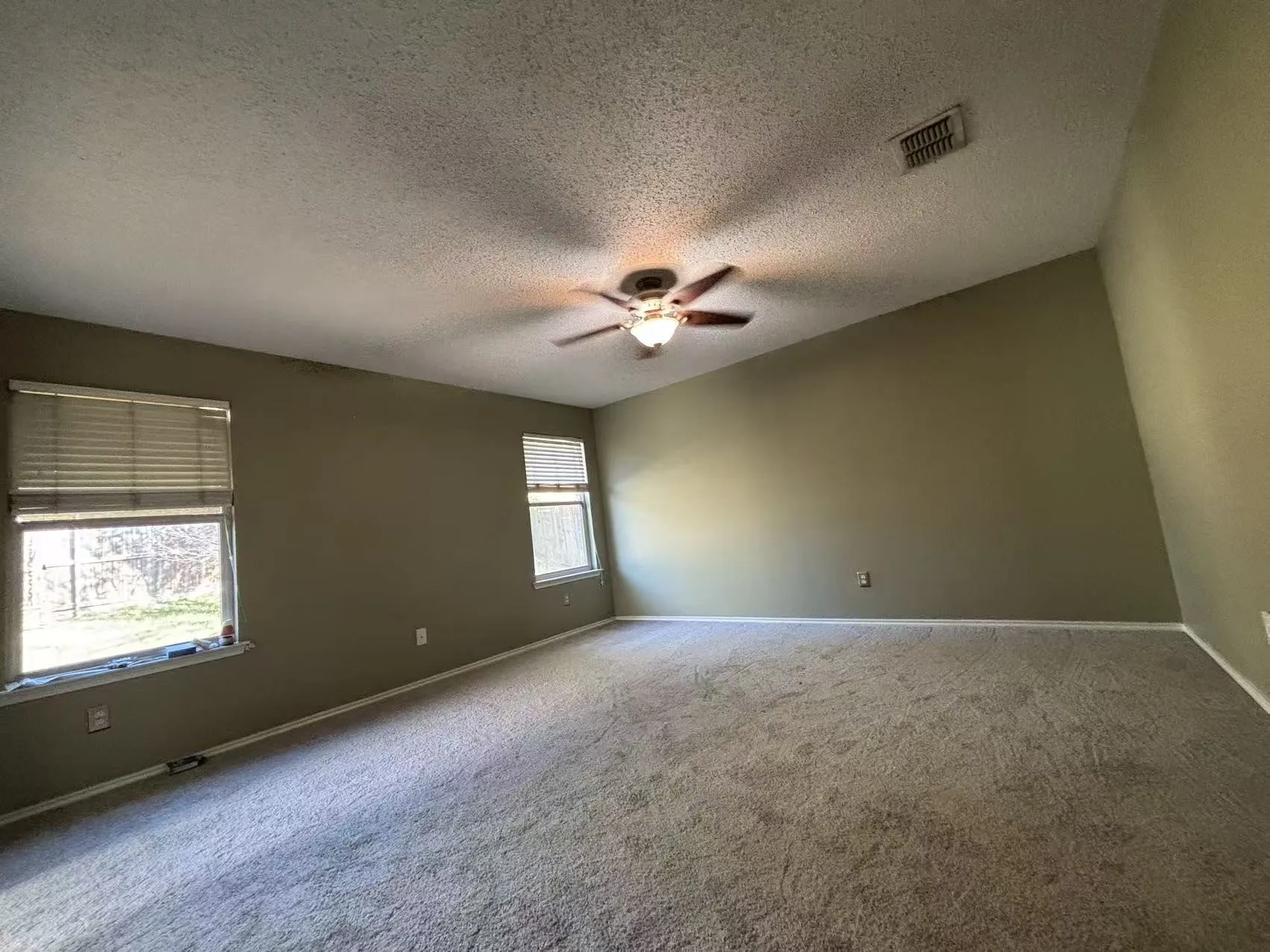 Single Family Residence For Rent in Denton County , 1645 Crown Point Drive, Little Elm, Texas 75036, 3 Bedroom, 2 Bathroom, 2 Garage spaces, 1,571 Sqft, built in 2004, mls#21409278, Real Estate Agent in Little Elm, Homes For Rent in Denton county, Homes For Rent in Little Elm, Realtor in Little Elm Texas, Real Estate Brokerage Independent Realty Texas, Luminita Cordes Realtor