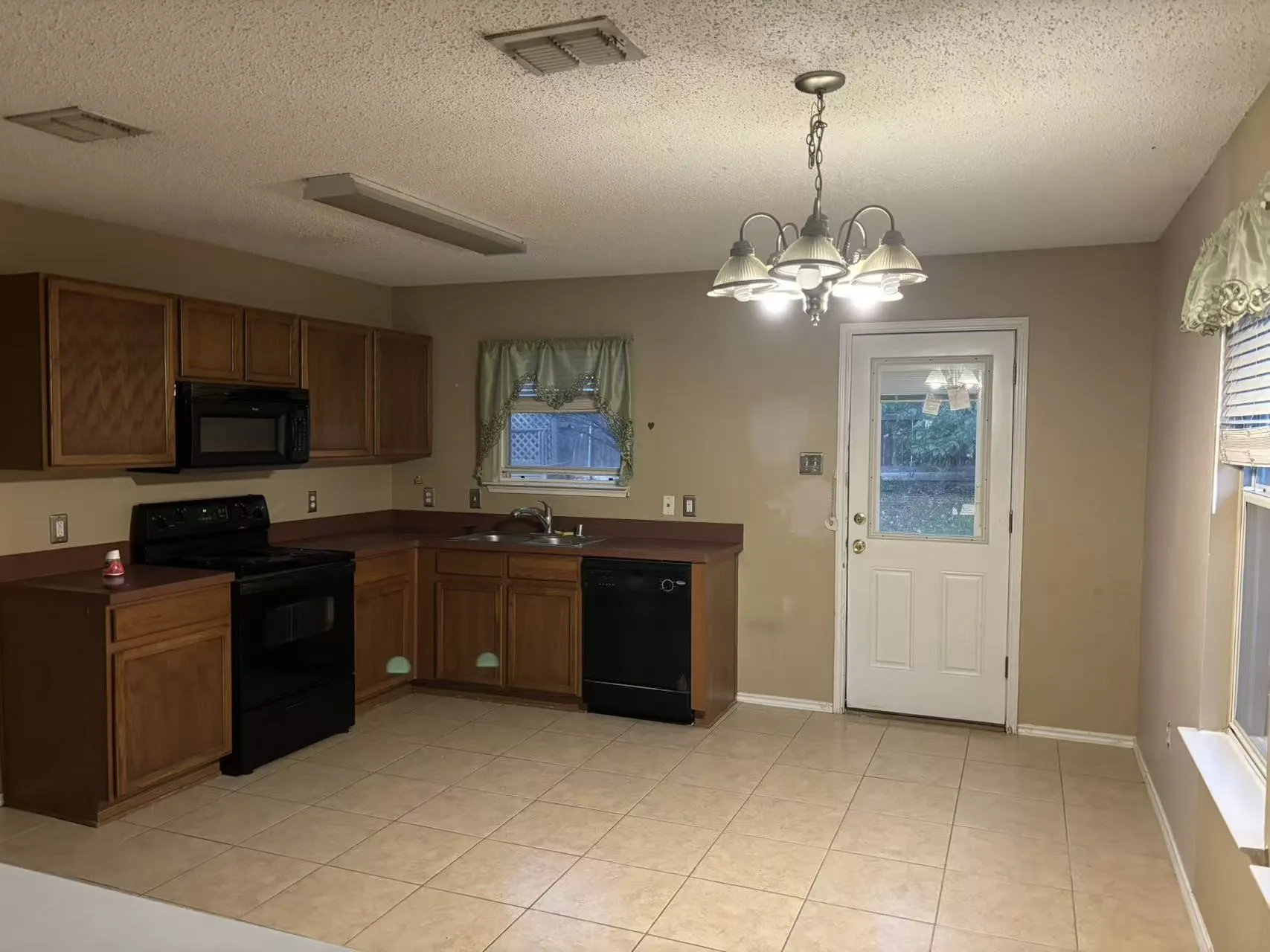 Single Family Residence For Rent in Denton County , 1645 Crown Point Drive, Little Elm, Texas 75036, 3 Bedroom, 2 Bathroom, 2 Garage spaces, 1,571 Sqft, built in 2004, mls#21409278, Real Estate Agent in Little Elm, Homes For Rent in Denton county, Homes For Rent in Little Elm, Realtor in Little Elm Texas, Real Estate Brokerage Independent Realty Texas, Luminita Cordes Realtor