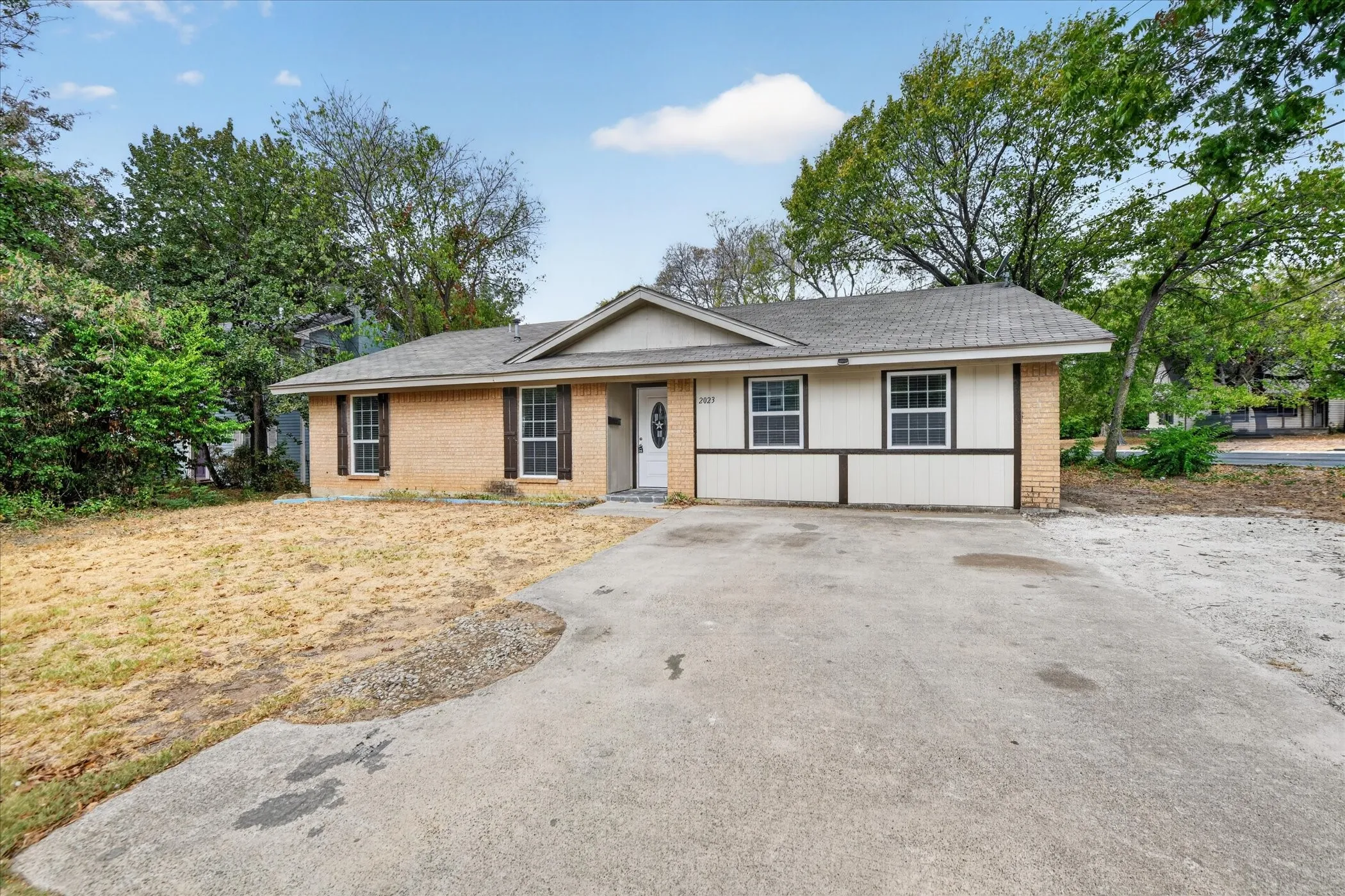 Single Family Residence For Rent in Denton County , 2023 N Bell Avenue, Denton, Texas 76209, 3 Bedroom, 2 Bathroom, Garage spaces, 1,476 Sqft, built in 1969, mls#21409279, Real Estate Agent in Denton, Homes For Rent in Denton county, Homes For Rent in Denton, Realtor in Denton Texas, Real Estate Brokerage Independent Realty Texas, Luminita Cordes Realtor