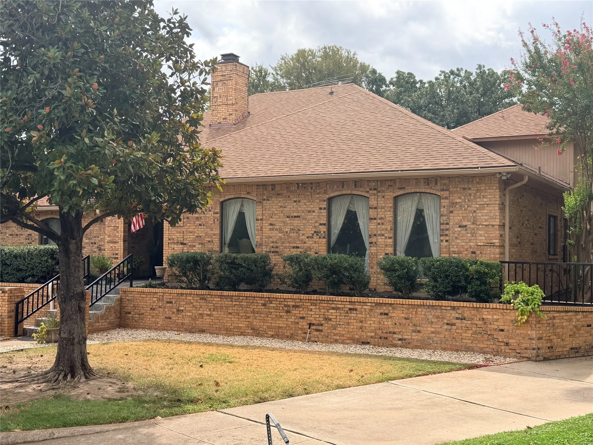 Side driveway from the cul-de-sac to side entry garage