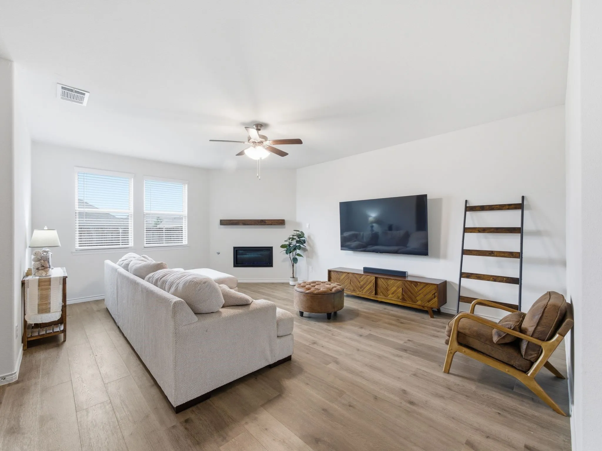 Single Family Residence For Rent in Hunt County , 112 Kiskadee Trail, Caddo Mills, Texas 75135, 4 Bedroom, 3 Bathroom, 2 Garage spaces, 2,940 Sqft, built in 2023, mls#21409287, Real Estate Agent in Caddo Mills, Homes For Rent in Hunt county, Homes For Rent in Caddo Mills, Realtor in Caddo Mills Texas, Real Estate Brokerage Independent Realty Texas, Luminita Cordes Realtor