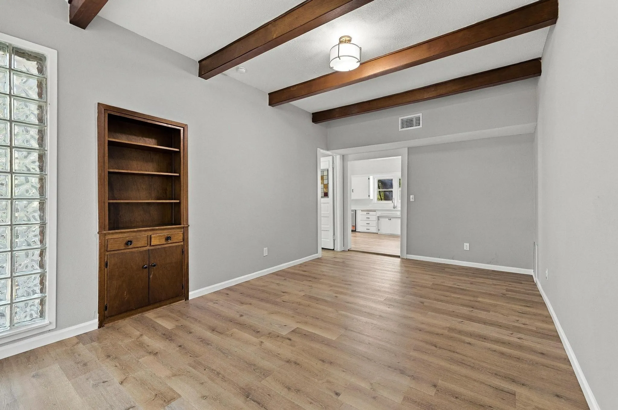 Single Family Residence For Sale in Grayson County , 512 E Main Street, Whitesboro, Texas 76273, 4 Bedroom, 2 Bathroom, Garage spaces, 2,064 Sqft, built in 1918, mls#21409294, Real Estate Agent in Whitesboro, Homes For Sale in Grayson county, Homes For Sale in Whitesboro, Realtor in Whitesboro Texas, Real Estate Brokerage Independent Realty Texas, Luminita Cordes Realtor