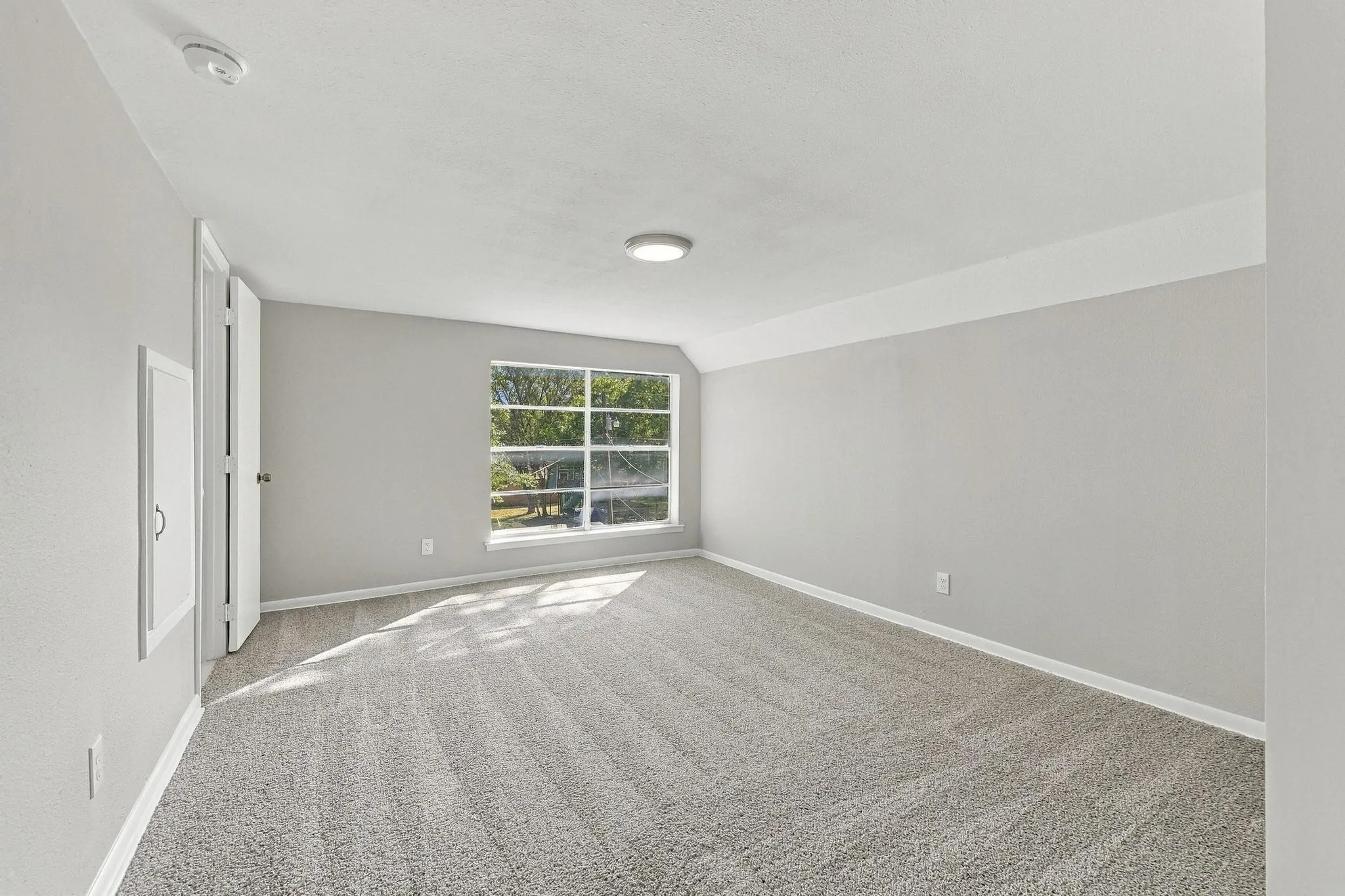 Single Family Residence For Sale in Grayson County , 512 E Main Street, Whitesboro, Texas 76273, 4 Bedroom, 2 Bathroom, Garage spaces, 2,064 Sqft, built in 1918, mls#21409294, Real Estate Agent in Whitesboro, Homes For Sale in Grayson county, Homes For Sale in Whitesboro, Realtor in Whitesboro Texas, Real Estate Brokerage Independent Realty Texas, Luminita Cordes Realtor