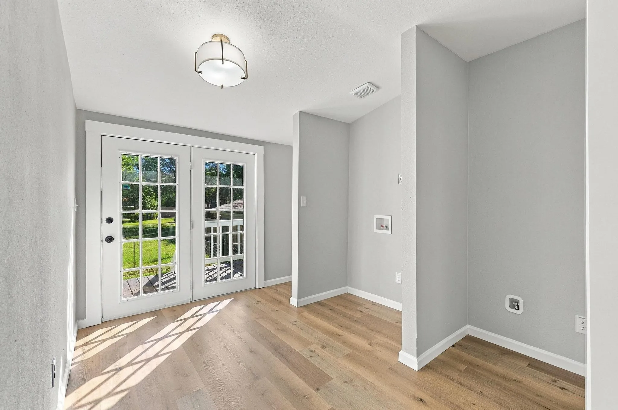Single Family Residence For Sale in Grayson County , 512 E Main Street, Whitesboro, Texas 76273, 4 Bedroom, 2 Bathroom, Garage spaces, 2,064 Sqft, built in 1918, mls#21409294, Real Estate Agent in Whitesboro, Homes For Sale in Grayson county, Homes For Sale in Whitesboro, Realtor in Whitesboro Texas, Real Estate Brokerage Independent Realty Texas, Luminita Cordes Realtor