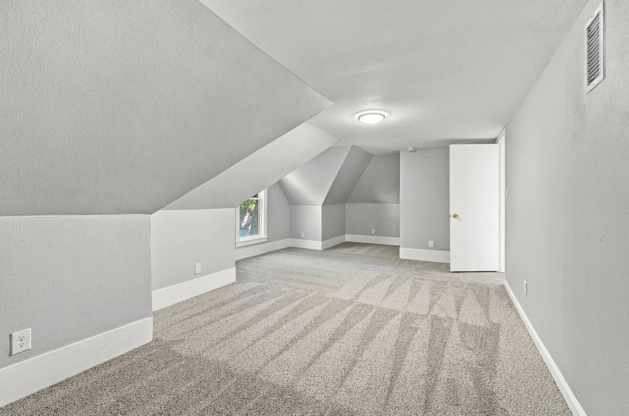 Single Family Residence For Sale in Grayson County , 512 E Main Street, Whitesboro, Texas 76273, 4 Bedroom, 2 Bathroom, Garage spaces, 2,064 Sqft, built in 1918, mls#21409294, Real Estate Agent in Whitesboro, Homes For Sale in Grayson county, Homes For Sale in Whitesboro, Realtor in Whitesboro Texas, Real Estate Brokerage Independent Realty Texas, Luminita Cordes Realtor
