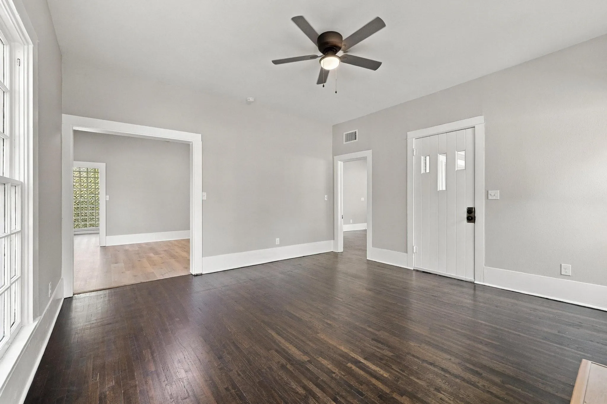 Single Family Residence For Sale in Grayson County , 512 E Main Street, Whitesboro, Texas 76273, 4 Bedroom, 2 Bathroom, Garage spaces, 2,064 Sqft, built in 1918, mls#21409294, Real Estate Agent in Whitesboro, Homes For Sale in Grayson county, Homes For Sale in Whitesboro, Realtor in Whitesboro Texas, Real Estate Brokerage Independent Realty Texas, Luminita Cordes Realtor