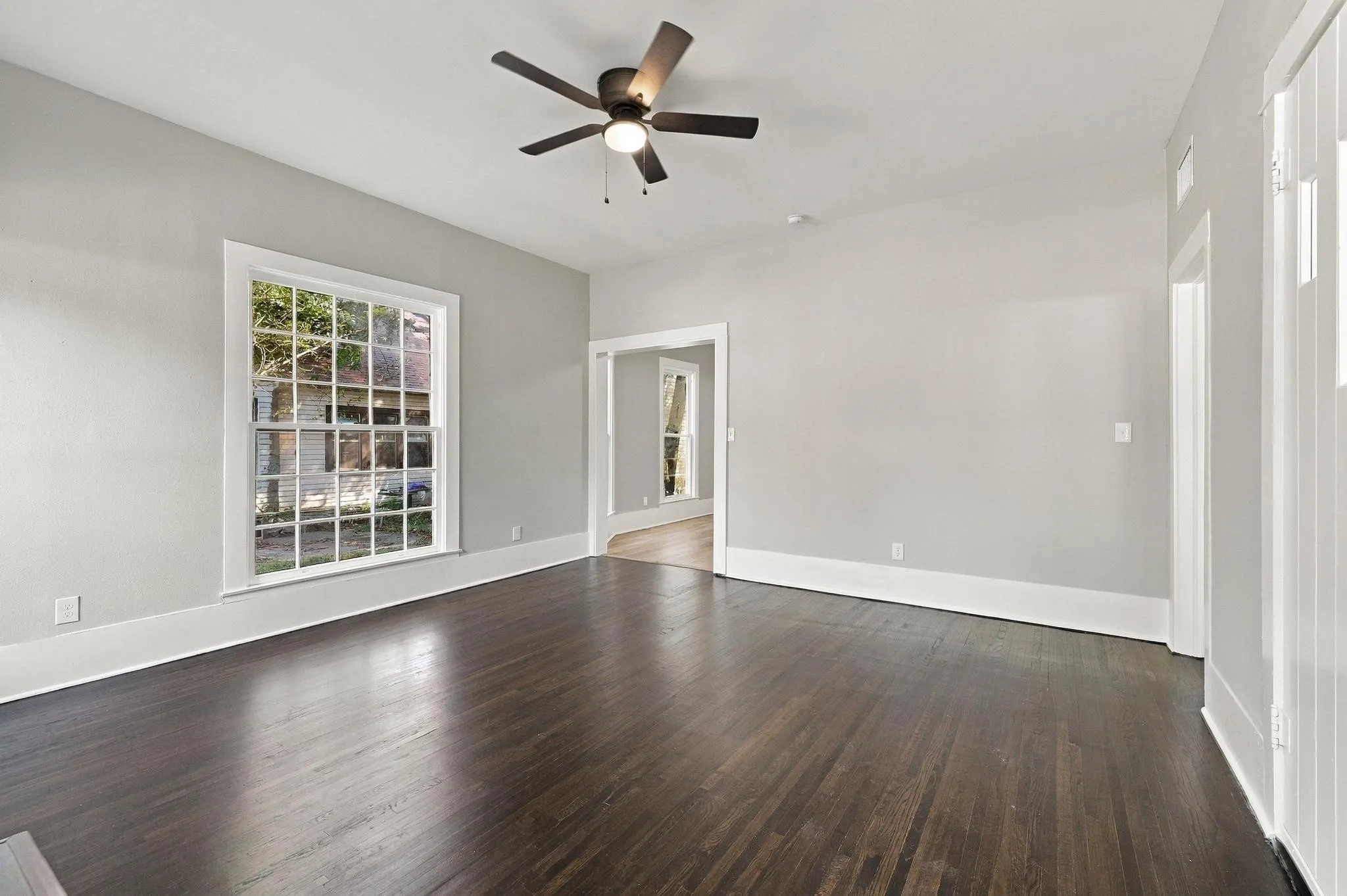 Single Family Residence For Sale in Grayson County , 512 E Main Street, Whitesboro, Texas 76273, 4 Bedroom, 2 Bathroom, Garage spaces, 2,064 Sqft, built in 1918, mls#21409294, Real Estate Agent in Whitesboro, Homes For Sale in Grayson county, Homes For Sale in Whitesboro, Realtor in Whitesboro Texas, Real Estate Brokerage Independent Realty Texas, Luminita Cordes Realtor