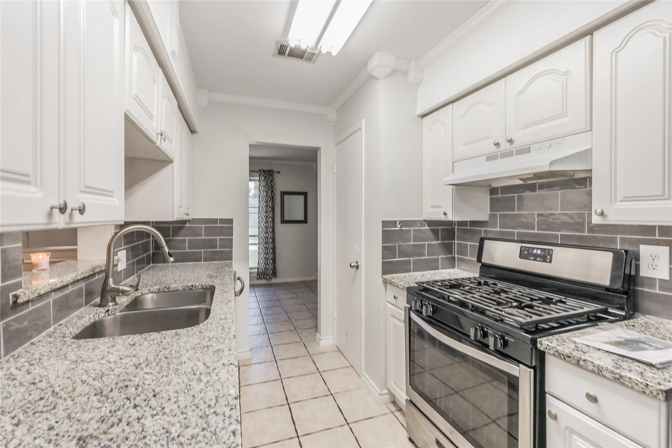 Single Family Residence For Sale in Tarrant County , 1104 Crane Drive, Euless, Texas 76039, 3 Bedroom, 2 Bathroom, 1 Garage spaces, 1,115 Sqft, built in 1964, mls#21407861, Real Estate Agent in Euless, Homes For Sale in Tarrant county, Homes For Sale in Euless, Realtor in Euless Texas, Real Estate Brokerage Independent Realty Texas, Luminita Cordes Realtor