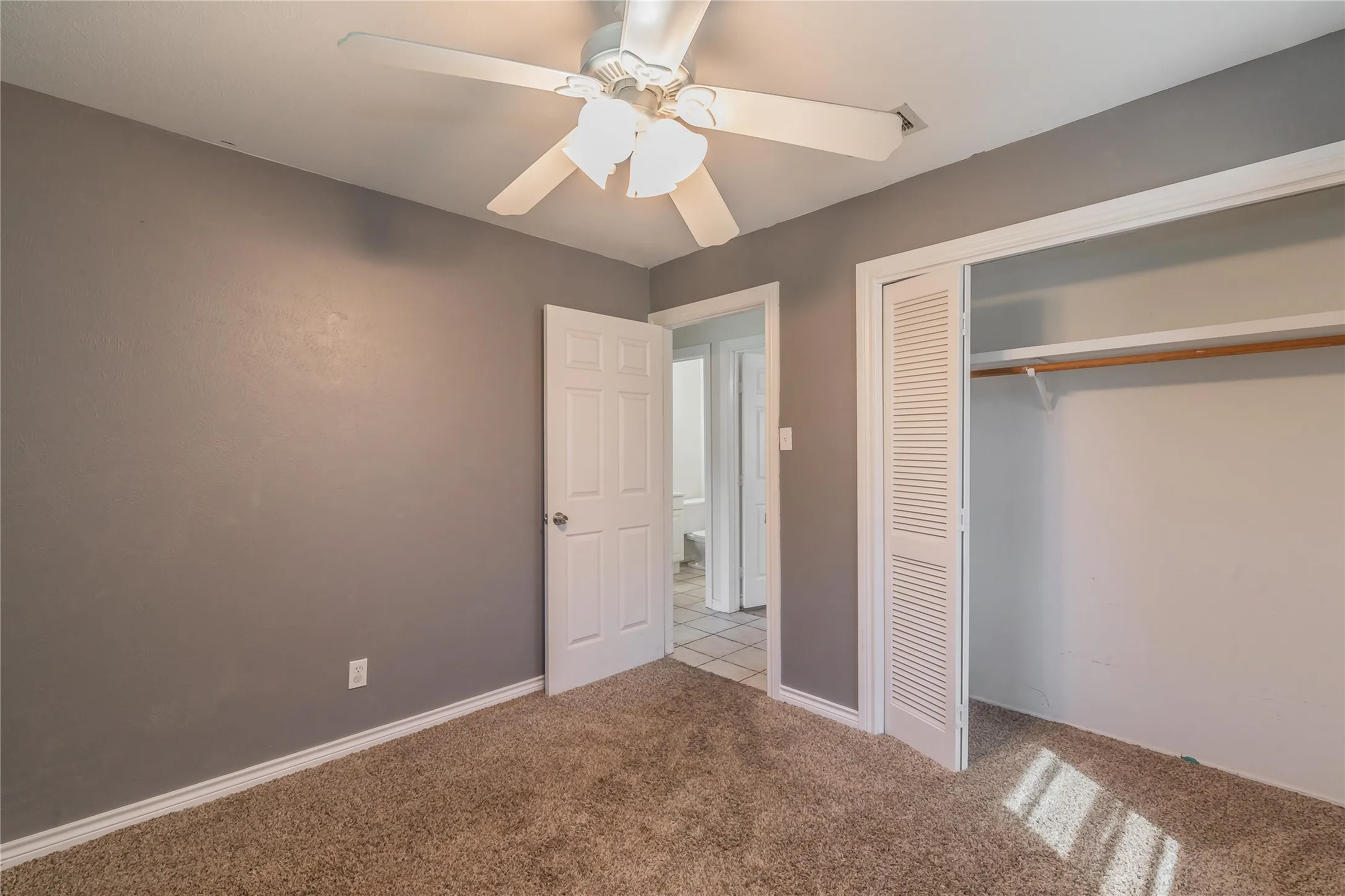 Single Family Residence For Sale in Tarrant County , 1104 Crane Drive, Euless, Texas 76039, 3 Bedroom, 2 Bathroom, 1 Garage spaces, 1,115 Sqft, built in 1964, mls#21407861, Real Estate Agent in Euless, Homes For Sale in Tarrant county, Homes For Sale in Euless, Realtor in Euless Texas, Real Estate Brokerage Independent Realty Texas, Luminita Cordes Realtor