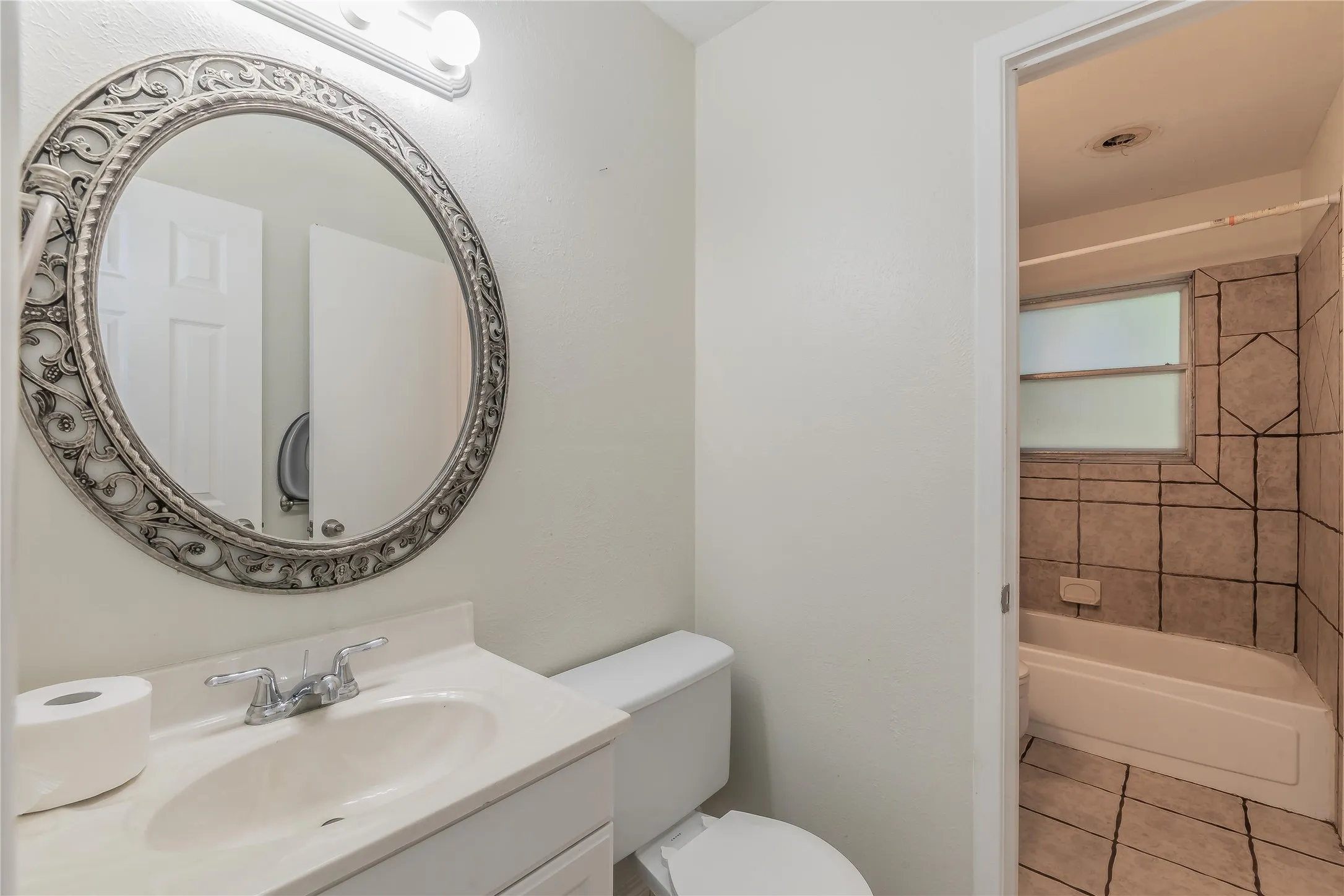 Single Family Residence For Sale in Tarrant County , 1104 Crane Drive, Euless, Texas 76039, 3 Bedroom, 2 Bathroom, 1 Garage spaces, 1,115 Sqft, built in 1964, mls#21407861, Real Estate Agent in Euless, Homes For Sale in Tarrant county, Homes For Sale in Euless, Realtor in Euless Texas, Real Estate Brokerage Independent Realty Texas, Luminita Cordes Realtor