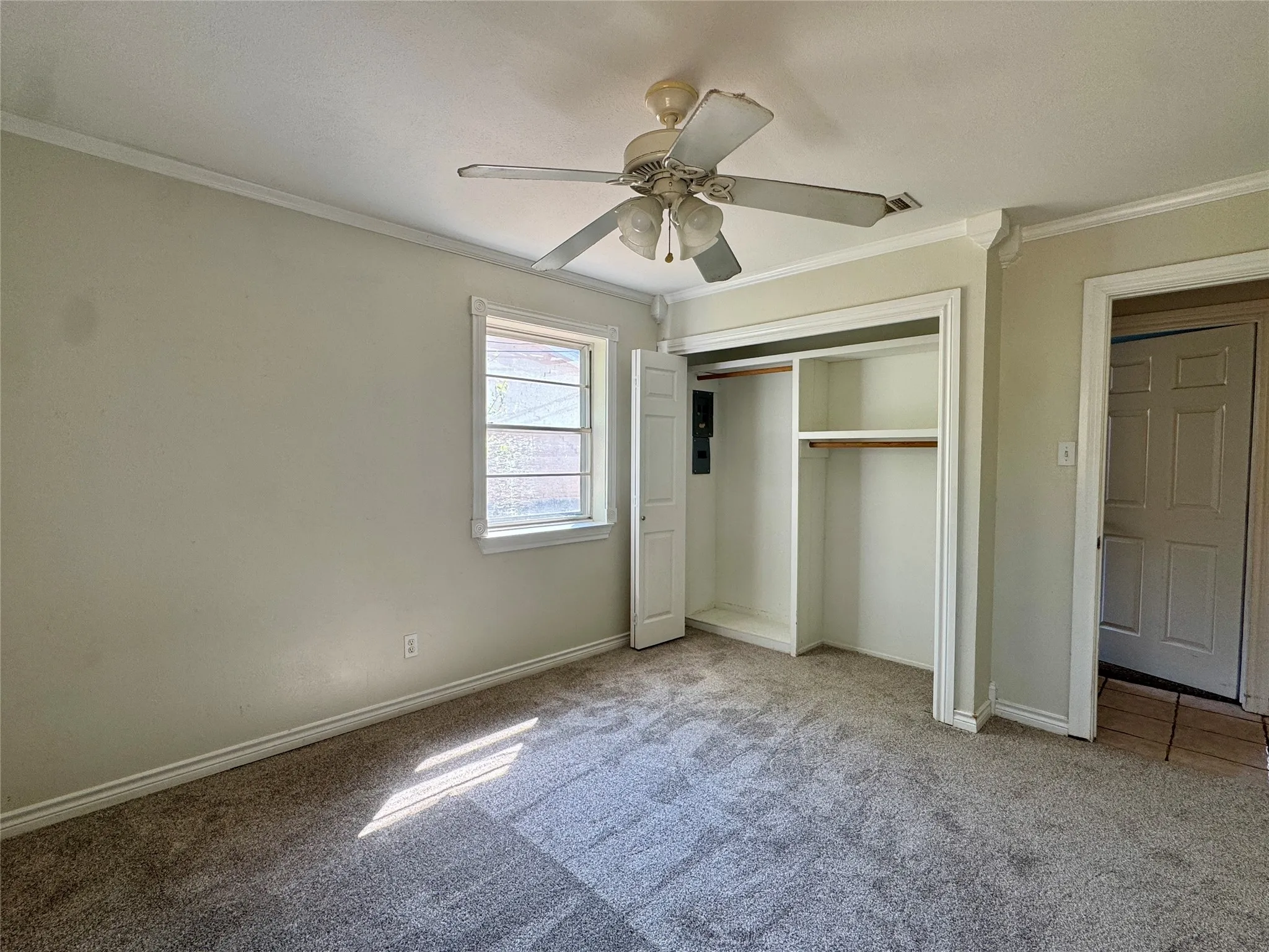 Single Family Residence For Sale in Tarrant County , 1104 Crane Drive, Euless, Texas 76039, 3 Bedroom, 2 Bathroom, 1 Garage spaces, 1,115 Sqft, built in 1964, mls#21407861, Real Estate Agent in Euless, Homes For Sale in Tarrant county, Homes For Sale in Euless, Realtor in Euless Texas, Real Estate Brokerage Independent Realty Texas, Luminita Cordes Realtor