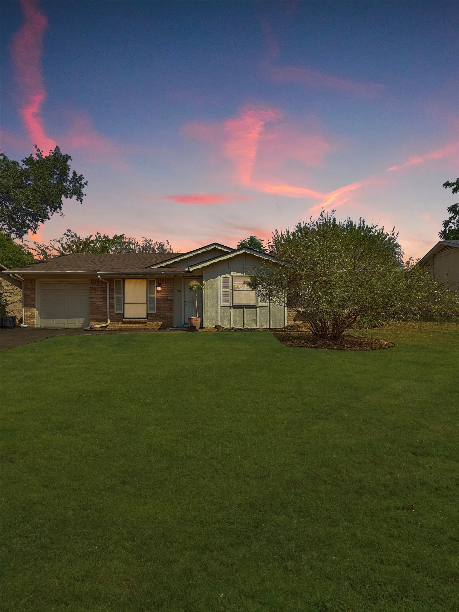 Single Family Residence For Sale in Tarrant County , 1104 Crane Drive, Euless, Texas 76039, 3 Bedroom, 2 Bathroom, 1 Garage spaces, 1,115 Sqft, built in 1964, mls#21407861, Real Estate Agent in Euless, Homes For Sale in Tarrant county, Homes For Sale in Euless, Realtor in Euless Texas, Real Estate Brokerage Independent Realty Texas, Luminita Cordes Realtor