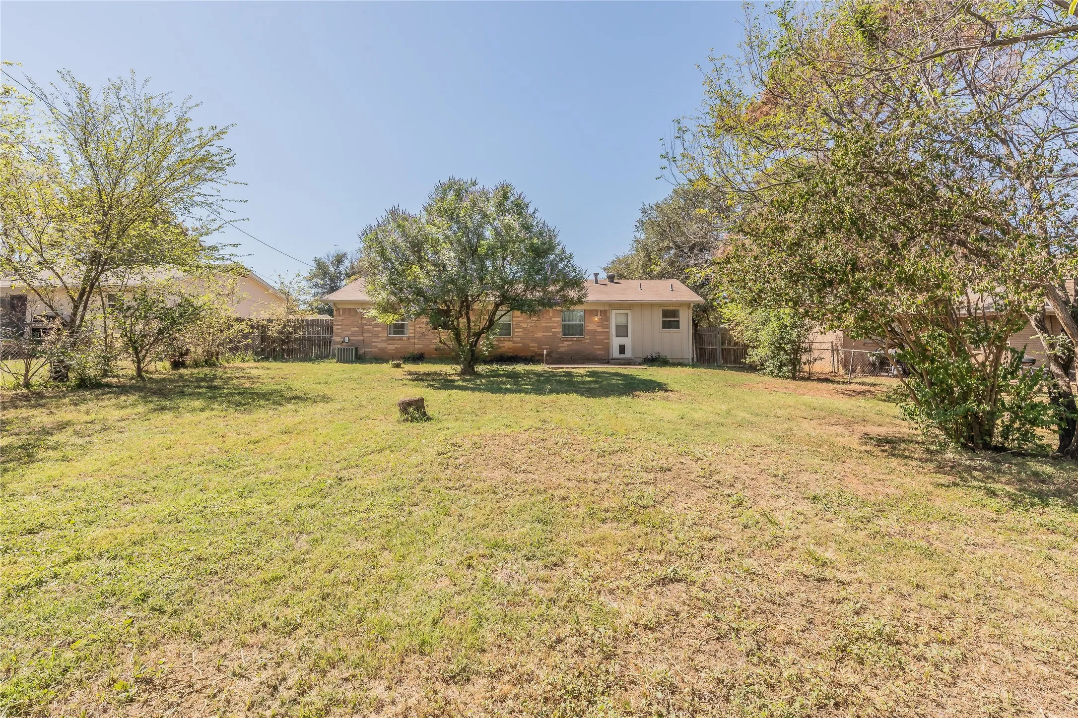 Single Family Residence For Sale in Tarrant County , 1104 Crane Drive, Euless, Texas 76039, 3 Bedroom, 2 Bathroom, 1 Garage spaces, 1,115 Sqft, built in 1964, mls#21407861, Real Estate Agent in Euless, Homes For Sale in Tarrant county, Homes For Sale in Euless, Realtor in Euless Texas, Real Estate Brokerage Independent Realty Texas, Luminita Cordes Realtor