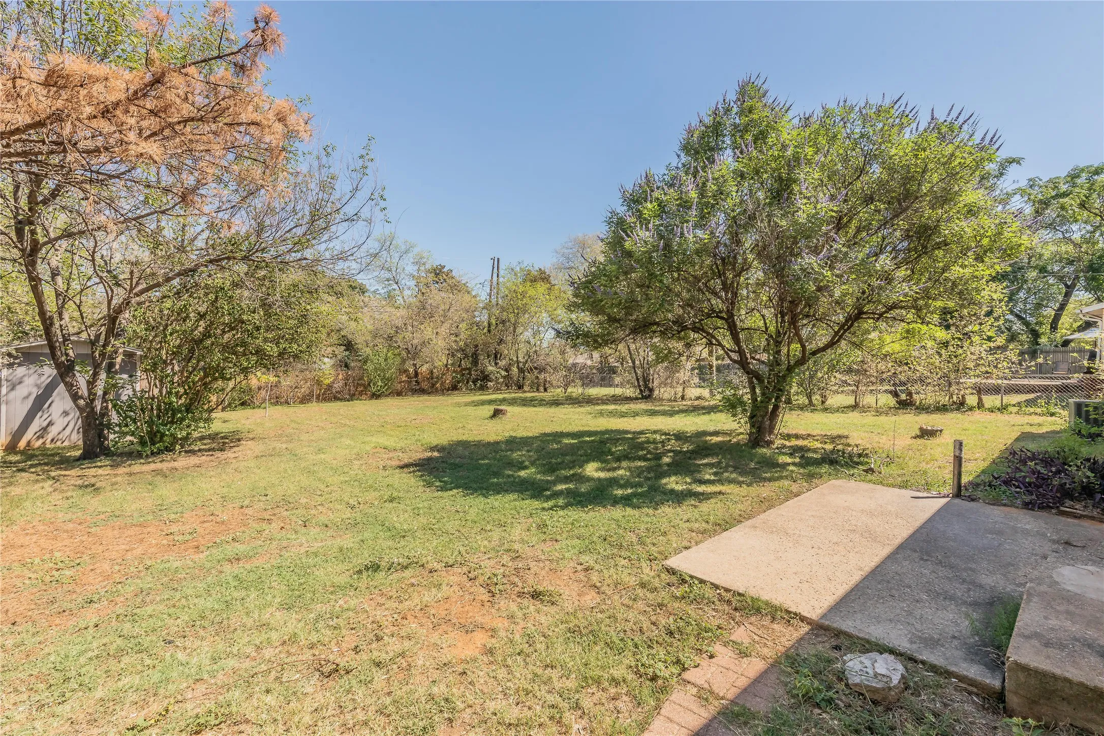 Single Family Residence For Sale in Tarrant County , 1104 Crane Drive, Euless, Texas 76039, 3 Bedroom, 2 Bathroom, 1 Garage spaces, 1,115 Sqft, built in 1964, mls#21407861, Real Estate Agent in Euless, Homes For Sale in Tarrant county, Homes For Sale in Euless, Realtor in Euless Texas, Real Estate Brokerage Independent Realty Texas, Luminita Cordes Realtor