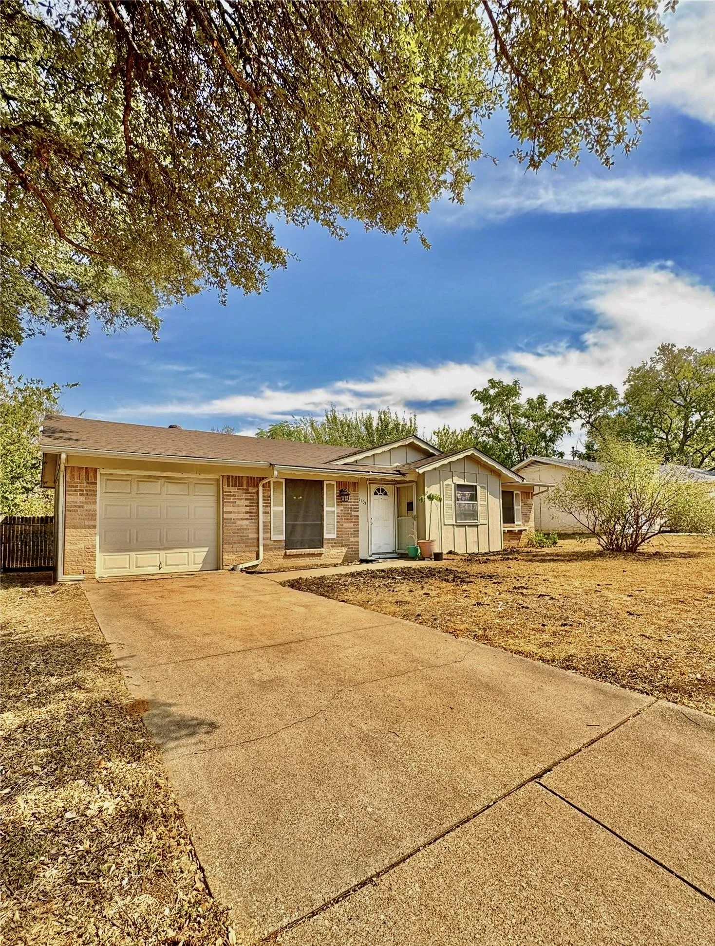 Single Family Residence For Sale in Tarrant County , 1104 Crane Drive, Euless, Texas 76039, 3 Bedroom, 2 Bathroom, 1 Garage spaces, 1,115 Sqft, built in 1964, mls#21407861, Real Estate Agent in Euless, Homes For Sale in Tarrant county, Homes For Sale in Euless, Realtor in Euless Texas, Real Estate Brokerage Independent Realty Texas, Luminita Cordes Realtor