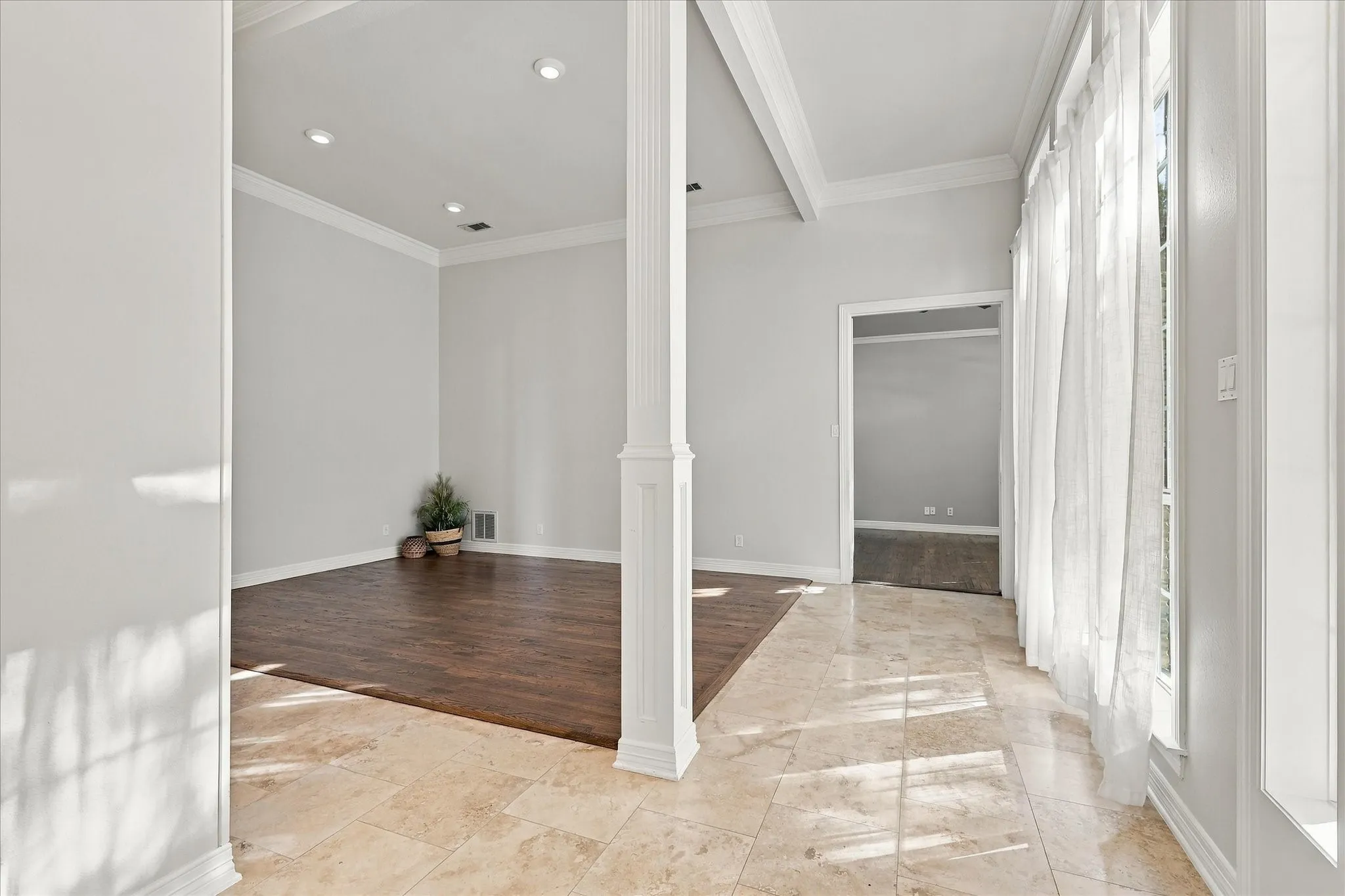 Single Family Residence For Sale in Denton County , 3102 Hillside Drive, Highland Village, Texas 75077, 4 Bedroom, 4 Bathroom, 3 Garage spaces, 3,180 Sqft, built in 1995, mls#21405359, Real Estate Agent in Highland Village, Homes For Sale in Denton county, Homes For Sale in Highland Village, Realtor in Highland Village Texas, Real Estate Brokerage Independent Realty Texas, Luminita Cordes Realtor
