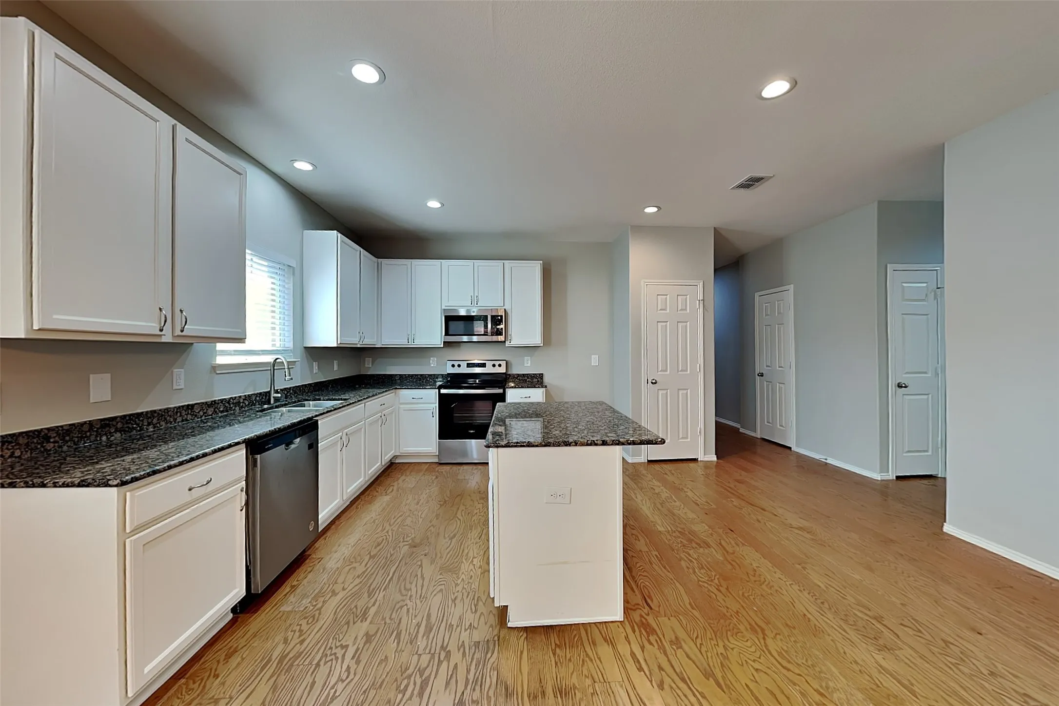 Single Family Residence For Rent in Tarrant County , 420 Magma Drive, Fort Worth, Texas 76131, 3 Bedroom, 2 Bathroom, 2 Garage spaces, 1,975 Sqft, built in 2013, mls#21409327, Real Estate Agent in Fort Worth, Homes For Rent in Tarrant county, Homes For Rent in Fort Worth, Realtor in Fort Worth Texas, Real Estate Brokerage Independent Realty Texas, Luminita Cordes Realtor