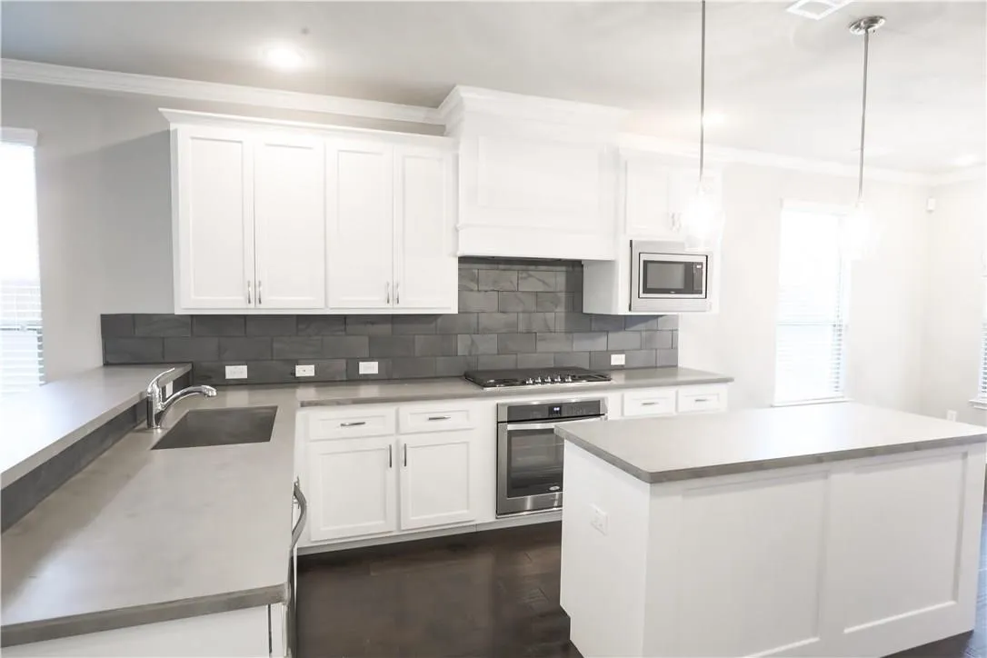 Townhouse For Rent in Tarrant County , 2605 Mccart Avenue, Fort Worth, Texas 76110, 3 Bedroom, 4 Bathroom, 2 Garage spaces, 1,935 Sqft, built in 2016, mls#21409336, Real Estate Agent in Fort Worth, Homes For Rent in Tarrant county, Homes For Rent in Fort Worth, Realtor in Fort Worth Texas, Real Estate Brokerage Independent Realty Texas, Luminita Cordes Realtor