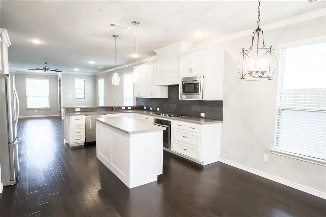 Townhouse For Rent in Tarrant County , 2605 Mccart Avenue, Fort Worth, Texas 76110, 3 Bedroom, 4 Bathroom, 2 Garage spaces, 1,935 Sqft, built in 2016, mls#21409336, Real Estate Agent in Fort Worth, Homes For Rent in Tarrant county, Homes For Rent in Fort Worth, Realtor in Fort Worth Texas, Real Estate Brokerage Independent Realty Texas, Luminita Cordes Realtor
