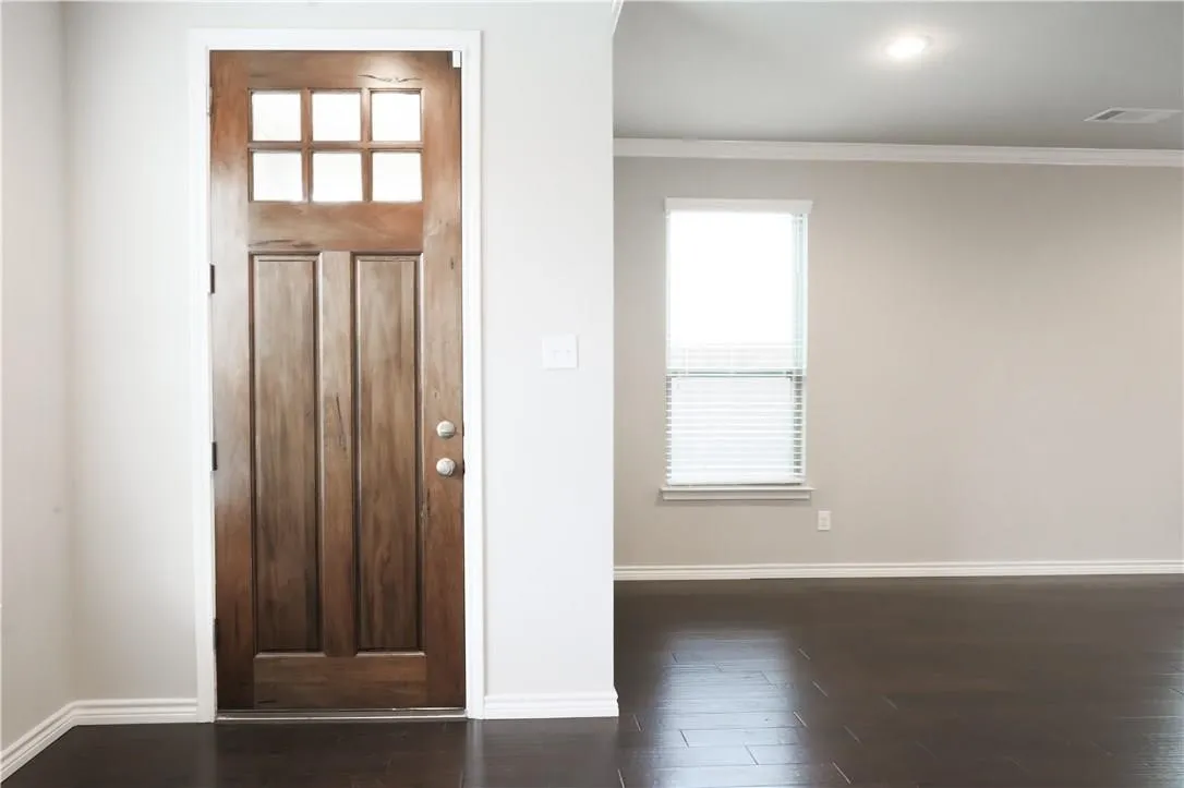 Townhouse For Rent in Tarrant County , 2605 Mccart Avenue, Fort Worth, Texas 76110, 3 Bedroom, 4 Bathroom, 2 Garage spaces, 1,935 Sqft, built in 2016, mls#21409336, Real Estate Agent in Fort Worth, Homes For Rent in Tarrant county, Homes For Rent in Fort Worth, Realtor in Fort Worth Texas, Real Estate Brokerage Independent Realty Texas, Luminita Cordes Realtor
