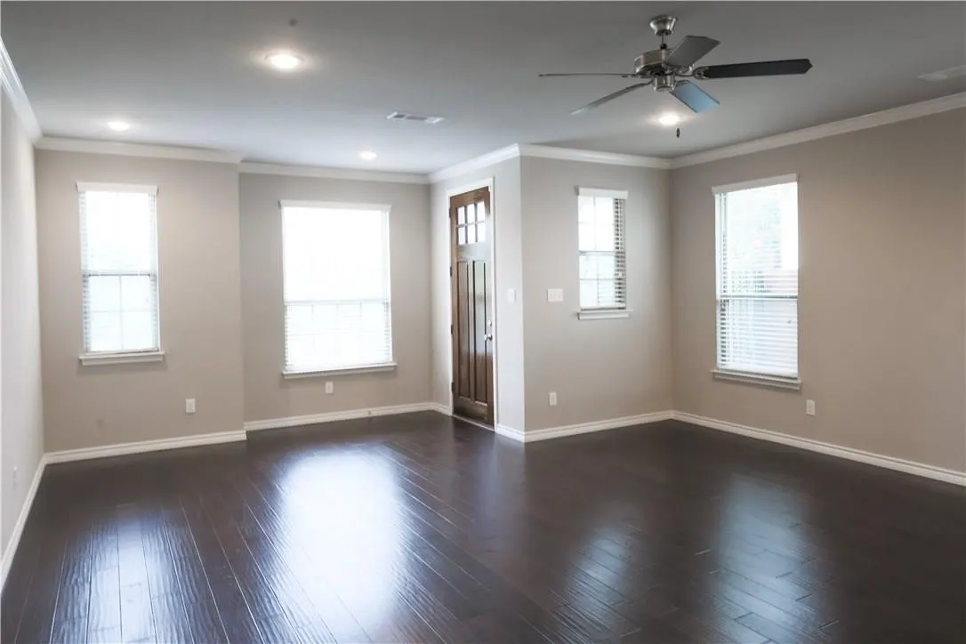 Townhouse For Rent in Tarrant County , 2605 Mccart Avenue, Fort Worth, Texas 76110, 3 Bedroom, 4 Bathroom, 2 Garage spaces, 1,935 Sqft, built in 2016, mls#21409336, Real Estate Agent in Fort Worth, Homes For Rent in Tarrant county, Homes For Rent in Fort Worth, Realtor in Fort Worth Texas, Real Estate Brokerage Independent Realty Texas, Luminita Cordes Realtor