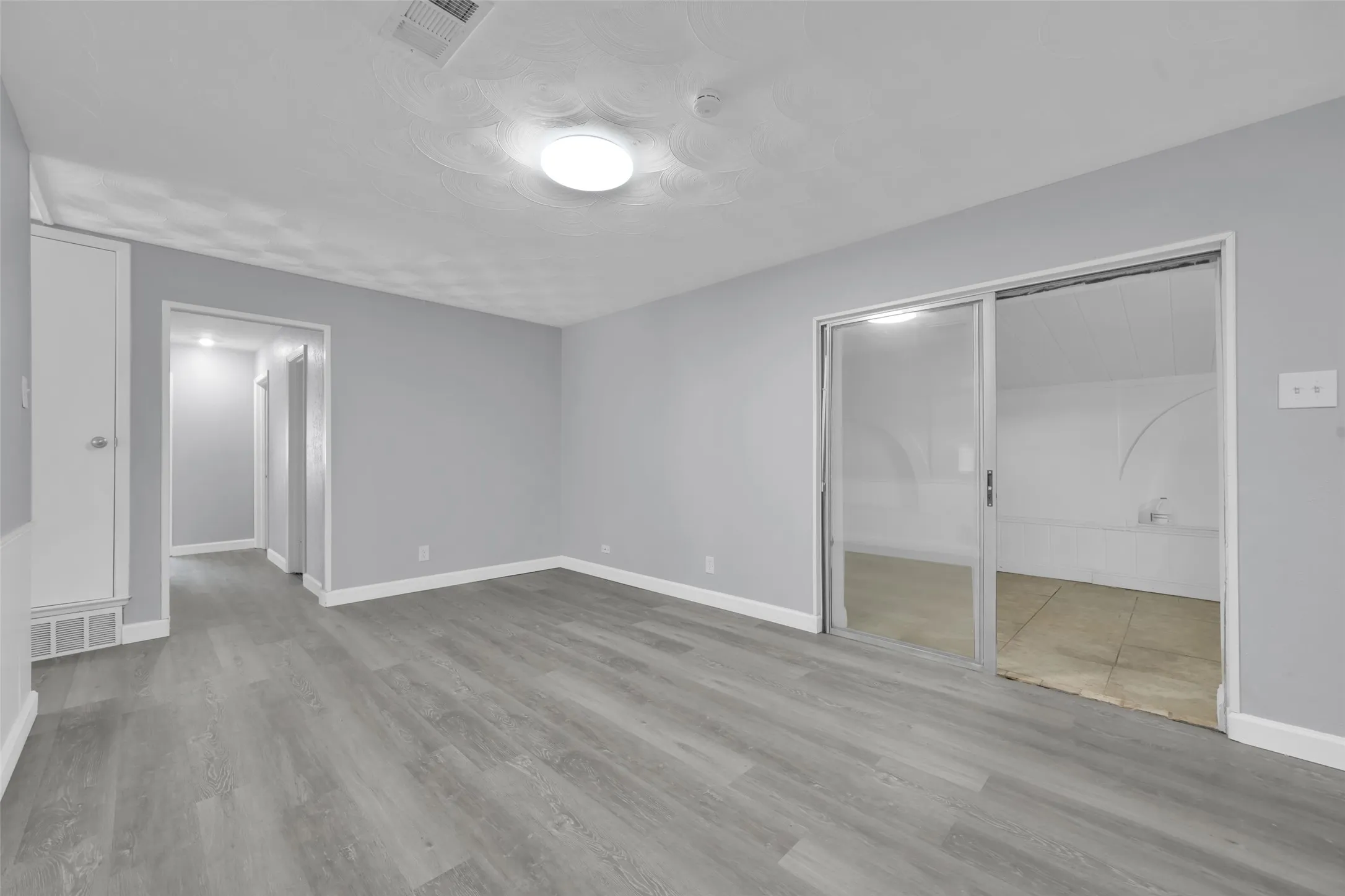 Single Family Residence For Sale in Dallas County , 301 S Forest Crest Drive, Garland, Texas 75042, 4 Bedroom, 3 Bathroom, Garage spaces, 1,649 Sqft, built in 1962, mls#21405475, Real Estate Agent in Garland, Homes For Sale in Dallas county, Homes For Sale in Garland, Realtor in Garland Texas, Real Estate Brokerage Independent Realty Texas, Luminita Cordes Realtor