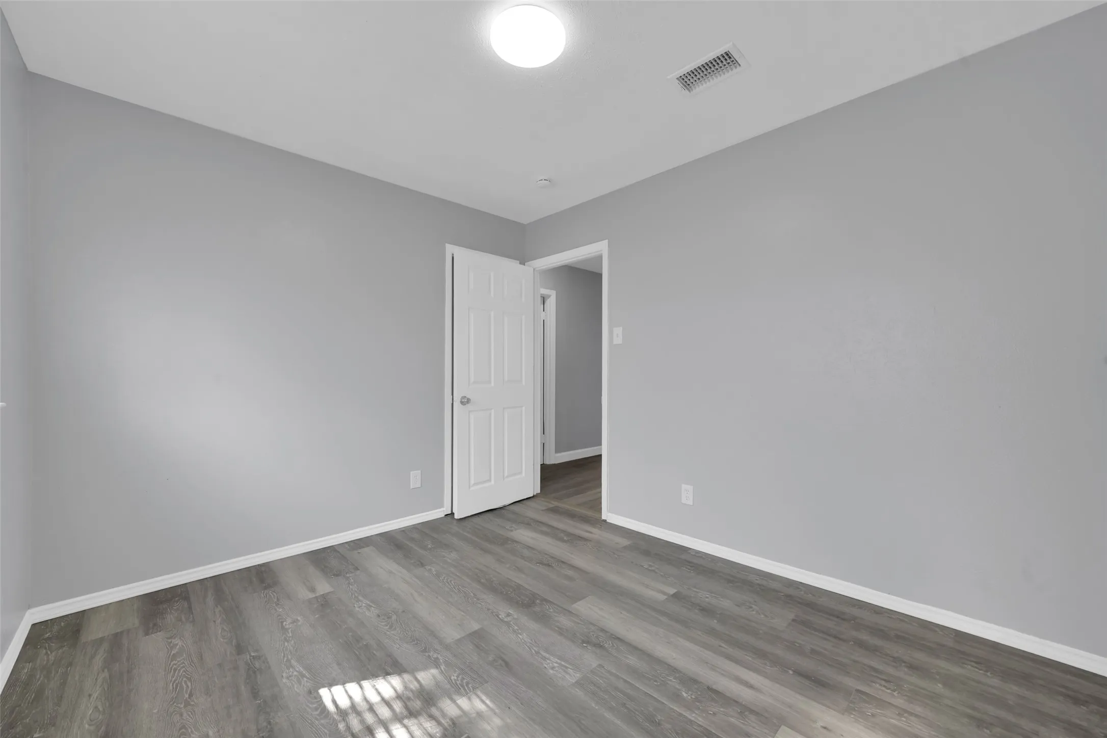 Single Family Residence For Sale in Dallas County , 301 S Forest Crest Drive, Garland, Texas 75042, 4 Bedroom, 3 Bathroom, Garage spaces, 1,649 Sqft, built in 1962, mls#21405475, Real Estate Agent in Garland, Homes For Sale in Dallas county, Homes For Sale in Garland, Realtor in Garland Texas, Real Estate Brokerage Independent Realty Texas, Luminita Cordes Realtor