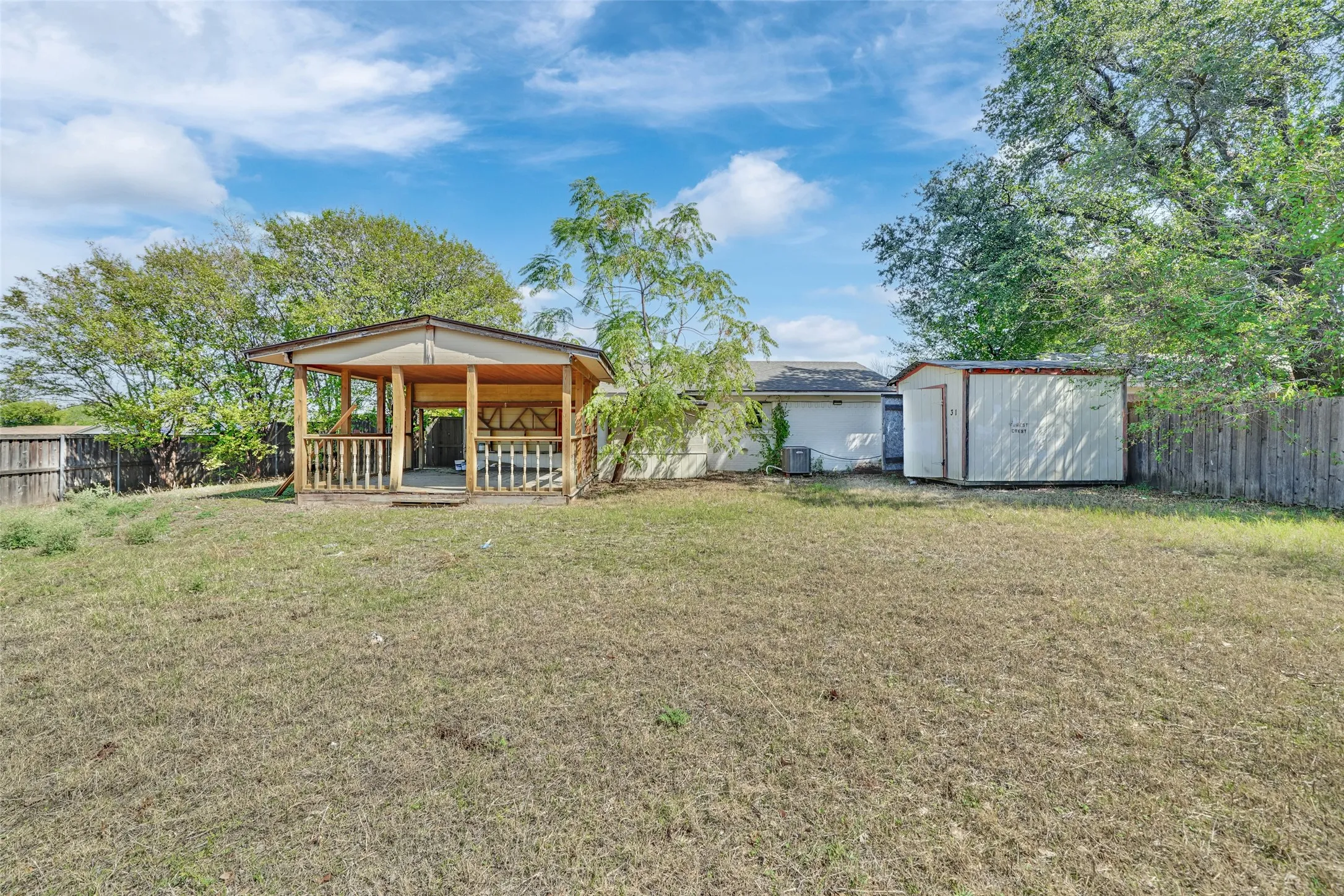 Single Family Residence For Sale in Dallas County , 301 S Forest Crest Drive, Garland, Texas 75042, 4 Bedroom, 3 Bathroom, Garage spaces, 1,649 Sqft, built in 1962, mls#21405475, Real Estate Agent in Garland, Homes For Sale in Dallas county, Homes For Sale in Garland, Realtor in Garland Texas, Real Estate Brokerage Independent Realty Texas, Luminita Cordes Realtor