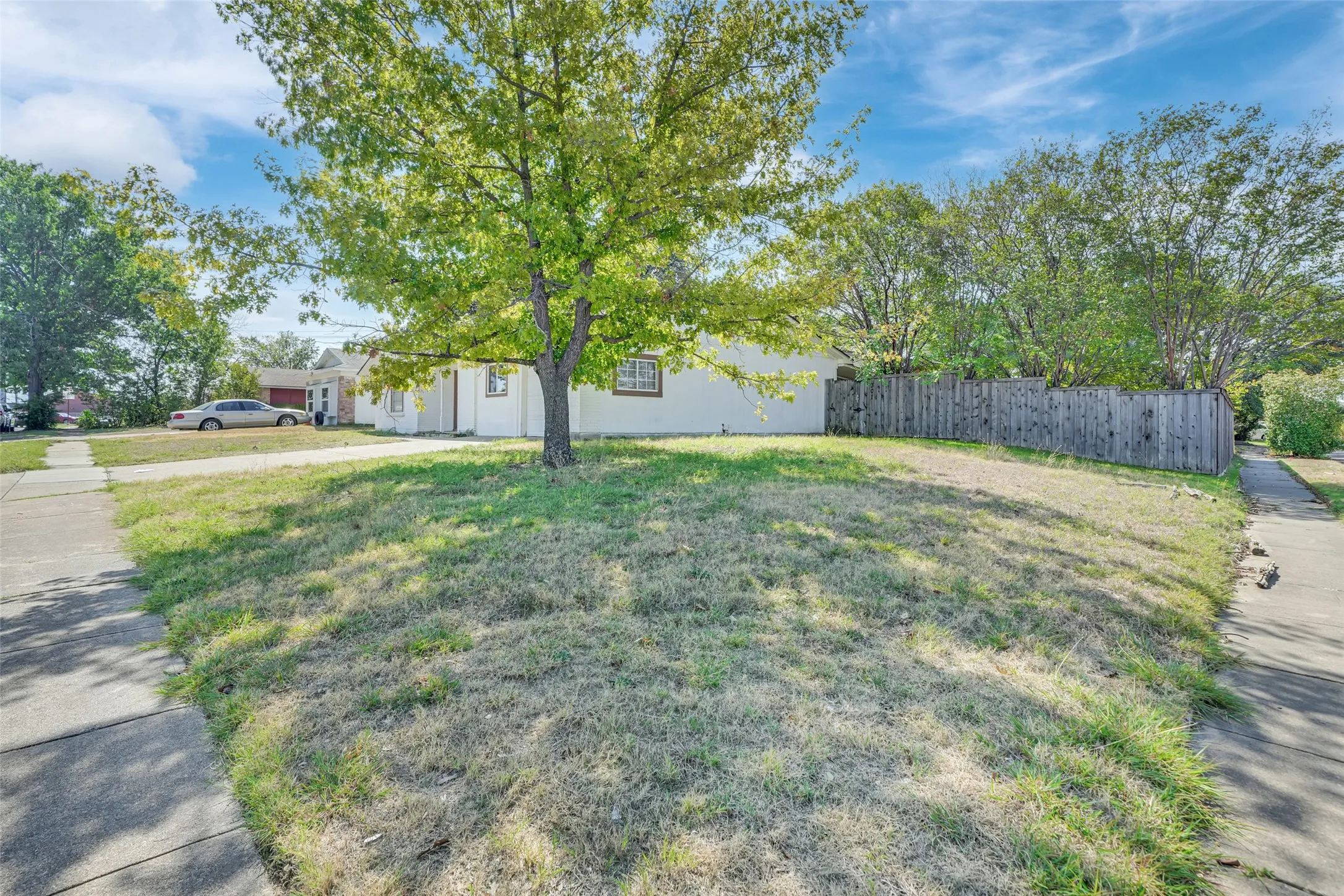 Single Family Residence For Sale in Dallas County , 301 S Forest Crest Drive, Garland, Texas 75042, 4 Bedroom, 3 Bathroom, Garage spaces, 1,649 Sqft, built in 1962, mls#21405475, Real Estate Agent in Garland, Homes For Sale in Dallas county, Homes For Sale in Garland, Realtor in Garland Texas, Real Estate Brokerage Independent Realty Texas, Luminita Cordes Realtor