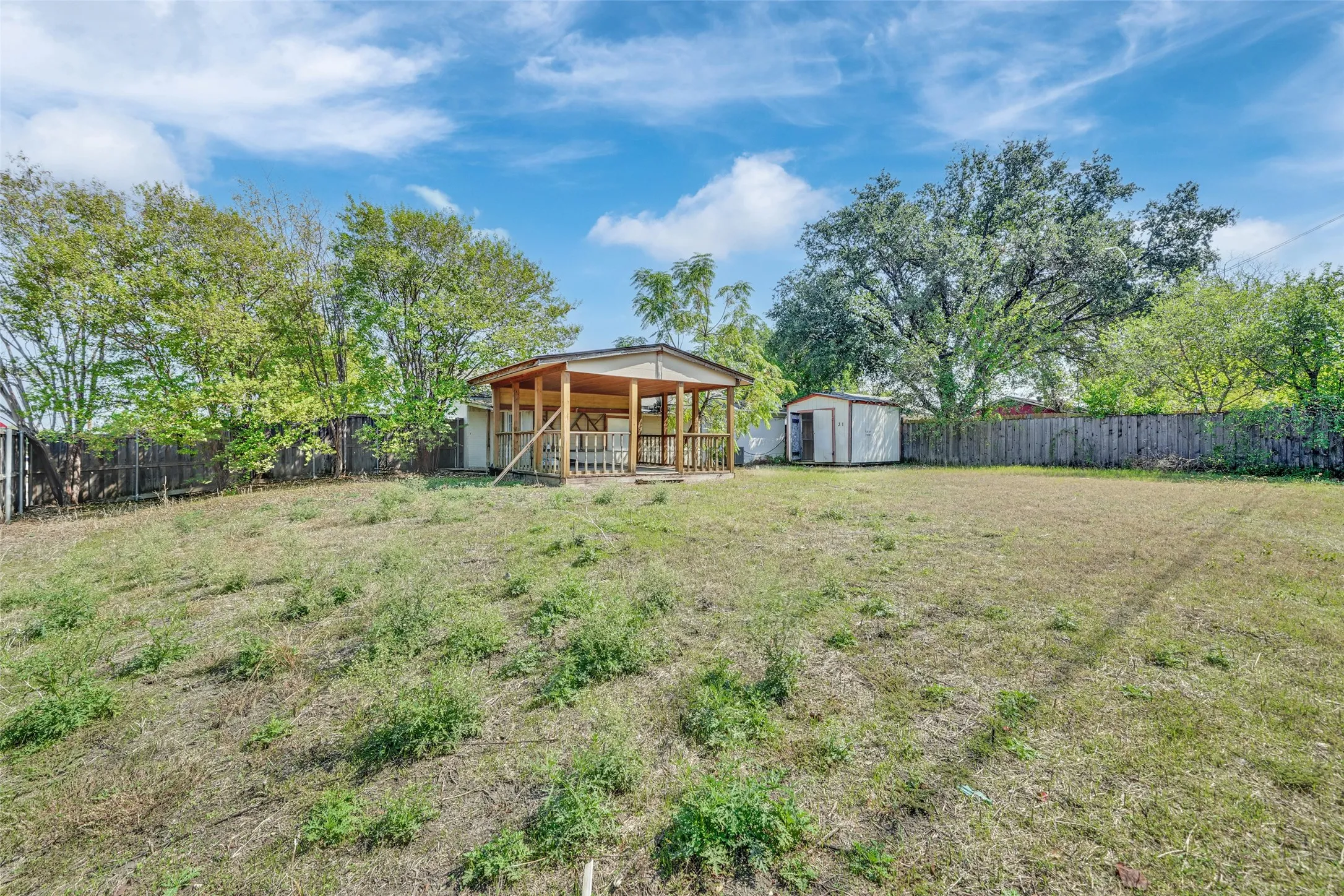 Single Family Residence For Sale in Dallas County , 301 S Forest Crest Drive, Garland, Texas 75042, 4 Bedroom, 3 Bathroom, Garage spaces, 1,649 Sqft, built in 1962, mls#21405475, Real Estate Agent in Garland, Homes For Sale in Dallas county, Homes For Sale in Garland, Realtor in Garland Texas, Real Estate Brokerage Independent Realty Texas, Luminita Cordes Realtor