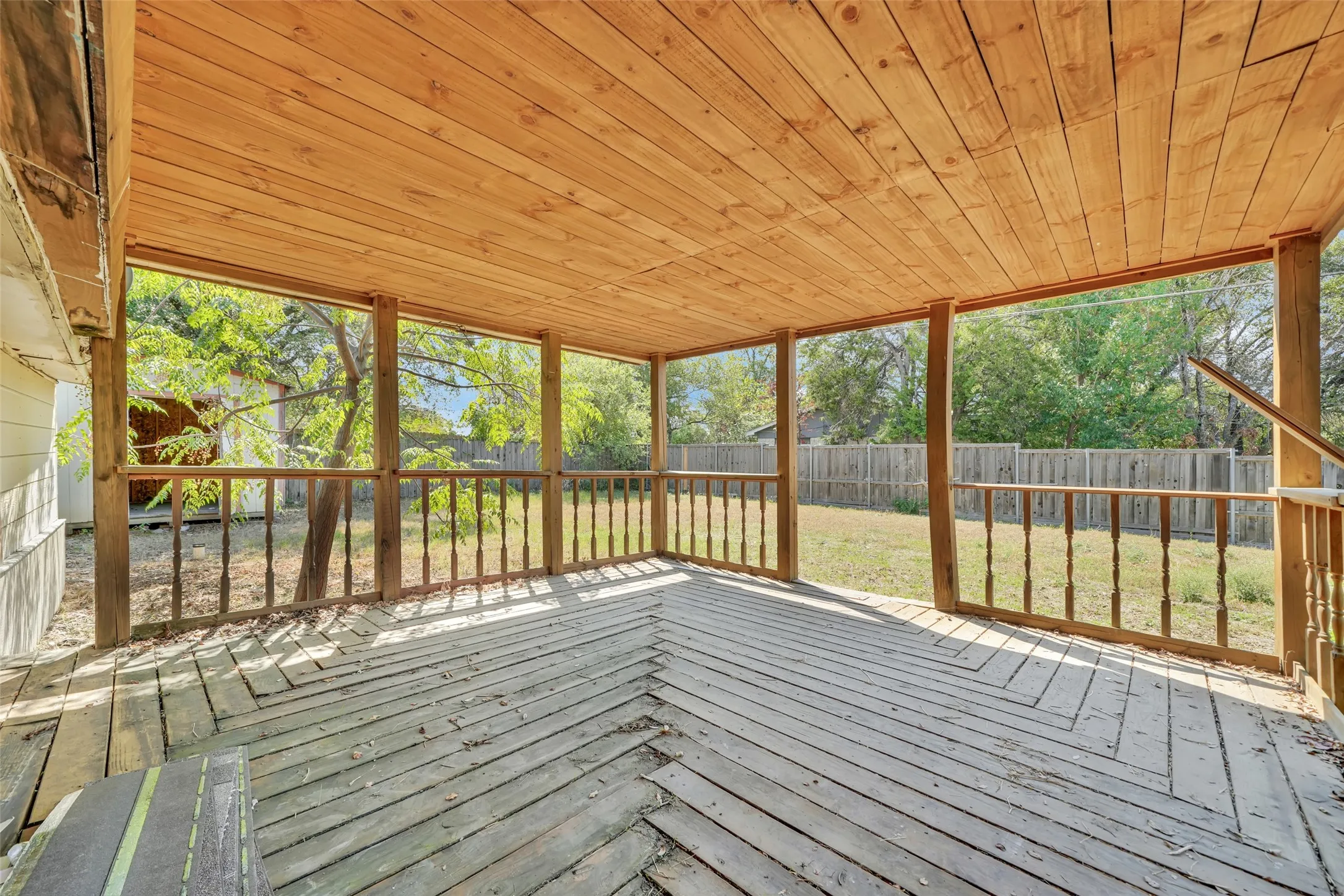 Single Family Residence For Sale in Dallas County , 301 S Forest Crest Drive, Garland, Texas 75042, 4 Bedroom, 3 Bathroom, Garage spaces, 1,649 Sqft, built in 1962, mls#21405475, Real Estate Agent in Garland, Homes For Sale in Dallas county, Homes For Sale in Garland, Realtor in Garland Texas, Real Estate Brokerage Independent Realty Texas, Luminita Cordes Realtor