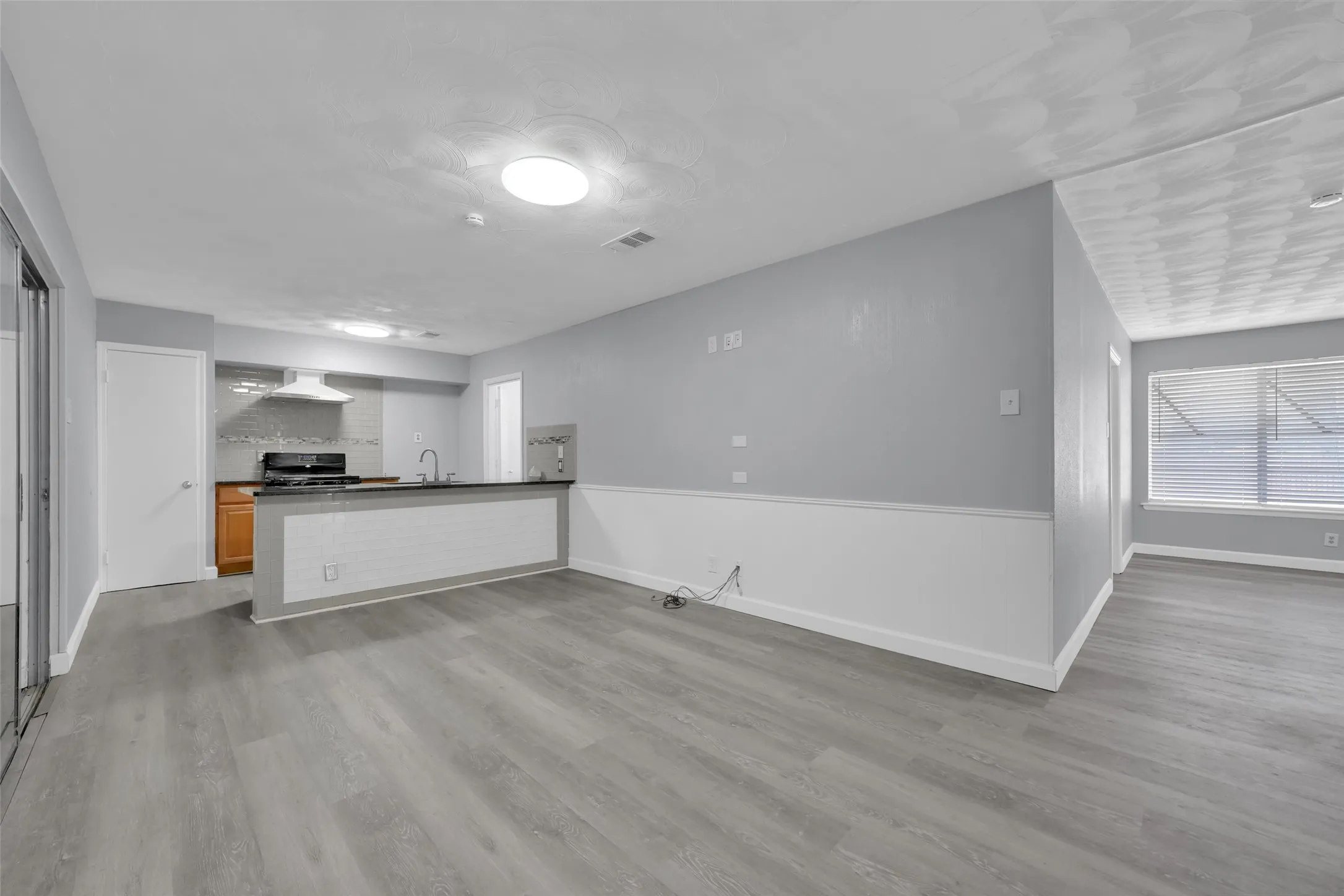 Single Family Residence For Sale in Dallas County , 301 S Forest Crest Drive, Garland, Texas 75042, 4 Bedroom, 3 Bathroom, Garage spaces, 1,649 Sqft, built in 1962, mls#21405475, Real Estate Agent in Garland, Homes For Sale in Dallas county, Homes For Sale in Garland, Realtor in Garland Texas, Real Estate Brokerage Independent Realty Texas, Luminita Cordes Realtor