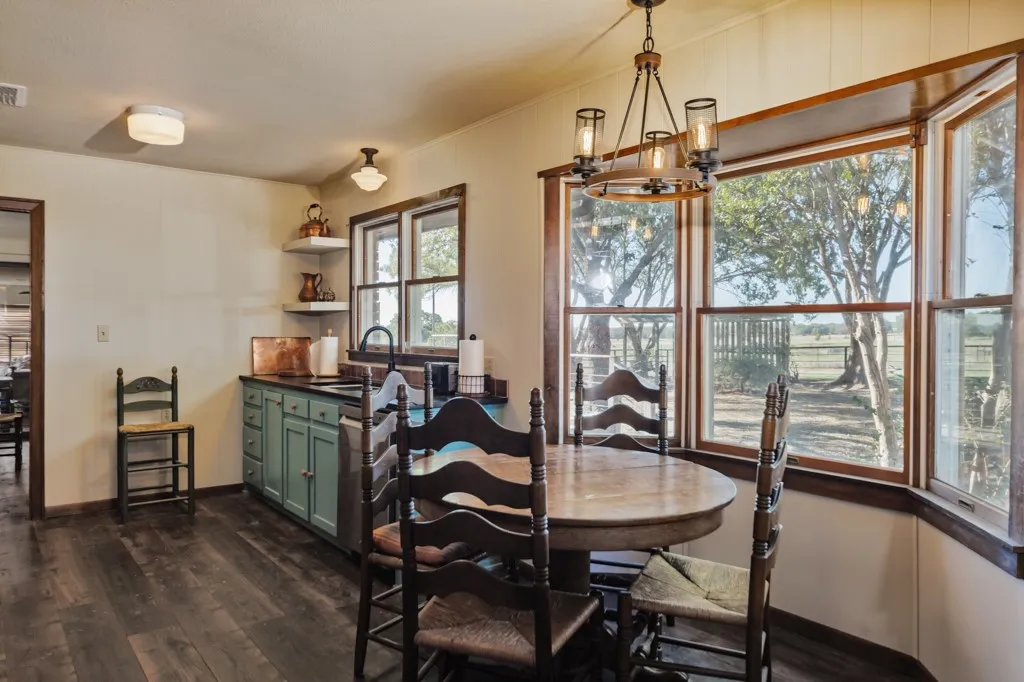 eat-in kitchen