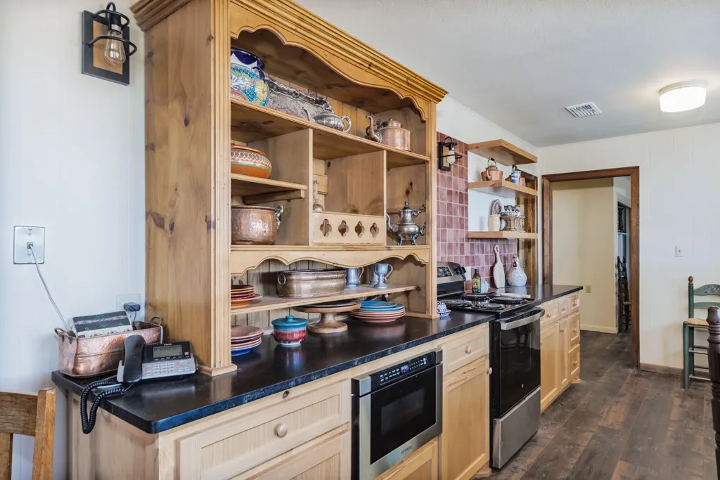 eat-in kitchen