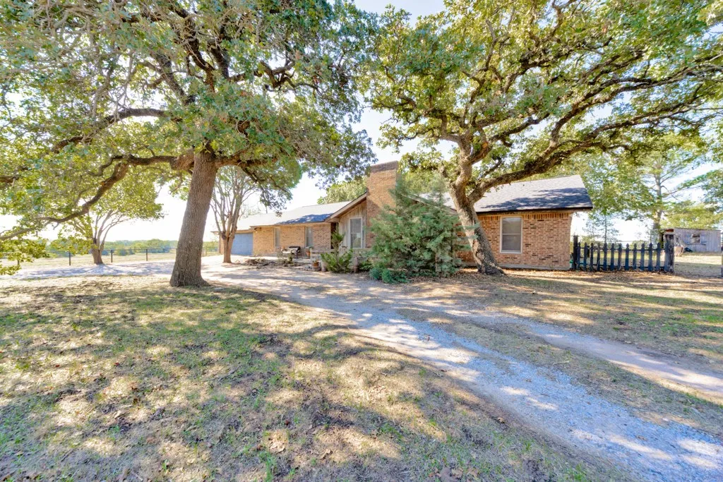 Single Family Residence For Sale in Montague County , 745 Winn Road, Bowie, Texas 76230, 3 Bedroom, 2 Bathroom, 2 Garage spaces, 2,377 Sqft, built in 1982, mls#21403573, Real Estate Agent in Bowie, Homes For Sale in Montague county, Homes For Sale in Bowie, Realtor in Bowie Texas, Real Estate Brokerage Independent Realty Texas, Luminita Cordes Realtor