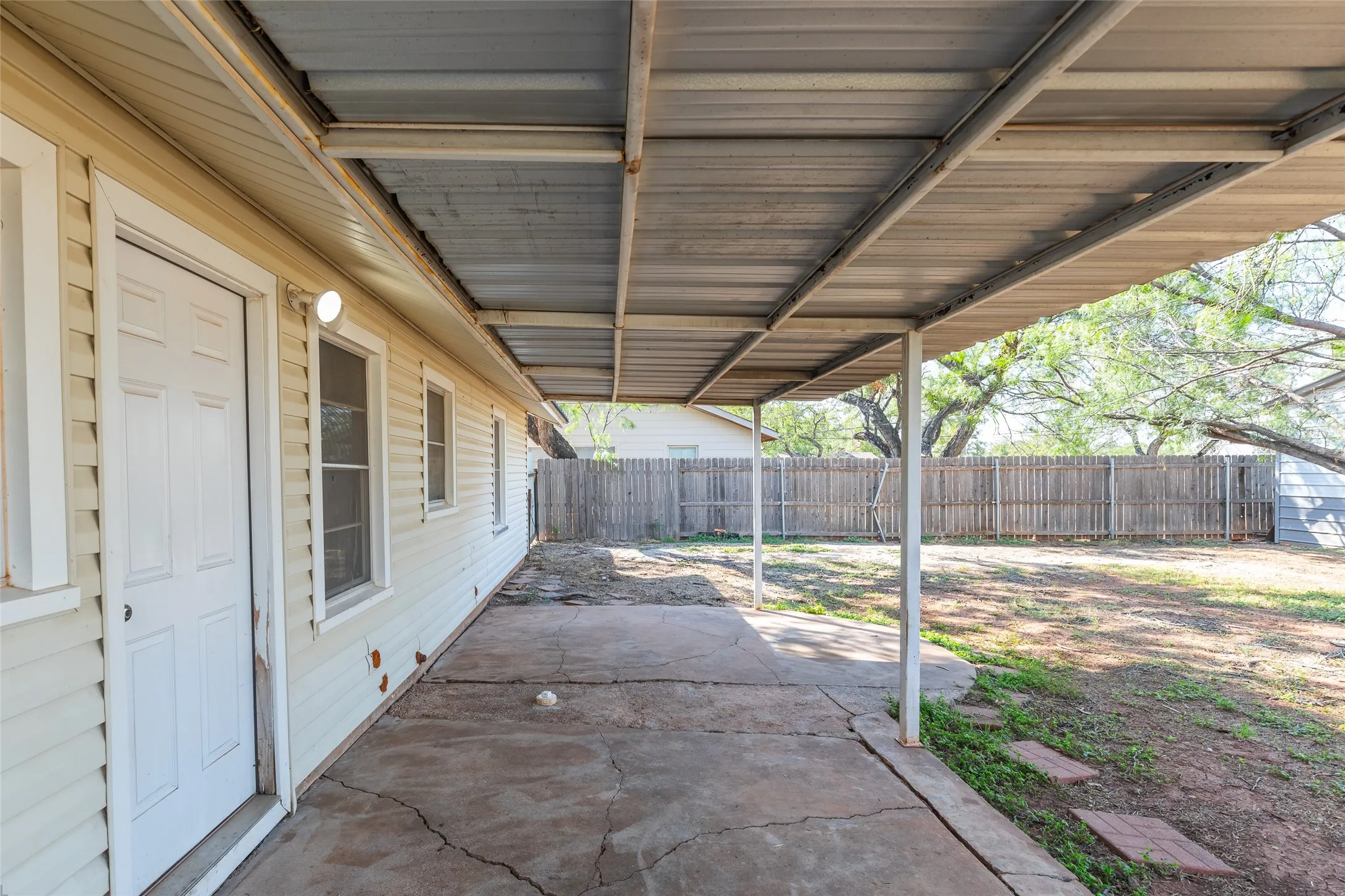 Single Family Residence For Sale in Taylor County , 718 Hawthorne Street, Abilene, Texas 79605, 3 Bedroom, 1 Bathroom, 3 Garage spaces, 1,247 Sqft, built in 1951, mls#21409281, Real Estate Agent in Abilene, Homes For Sale in Taylor county, Homes For Sale in Abilene, Realtor in Abilene Texas, Real Estate Brokerage Independent Realty Texas, Luminita Cordes Realtor
