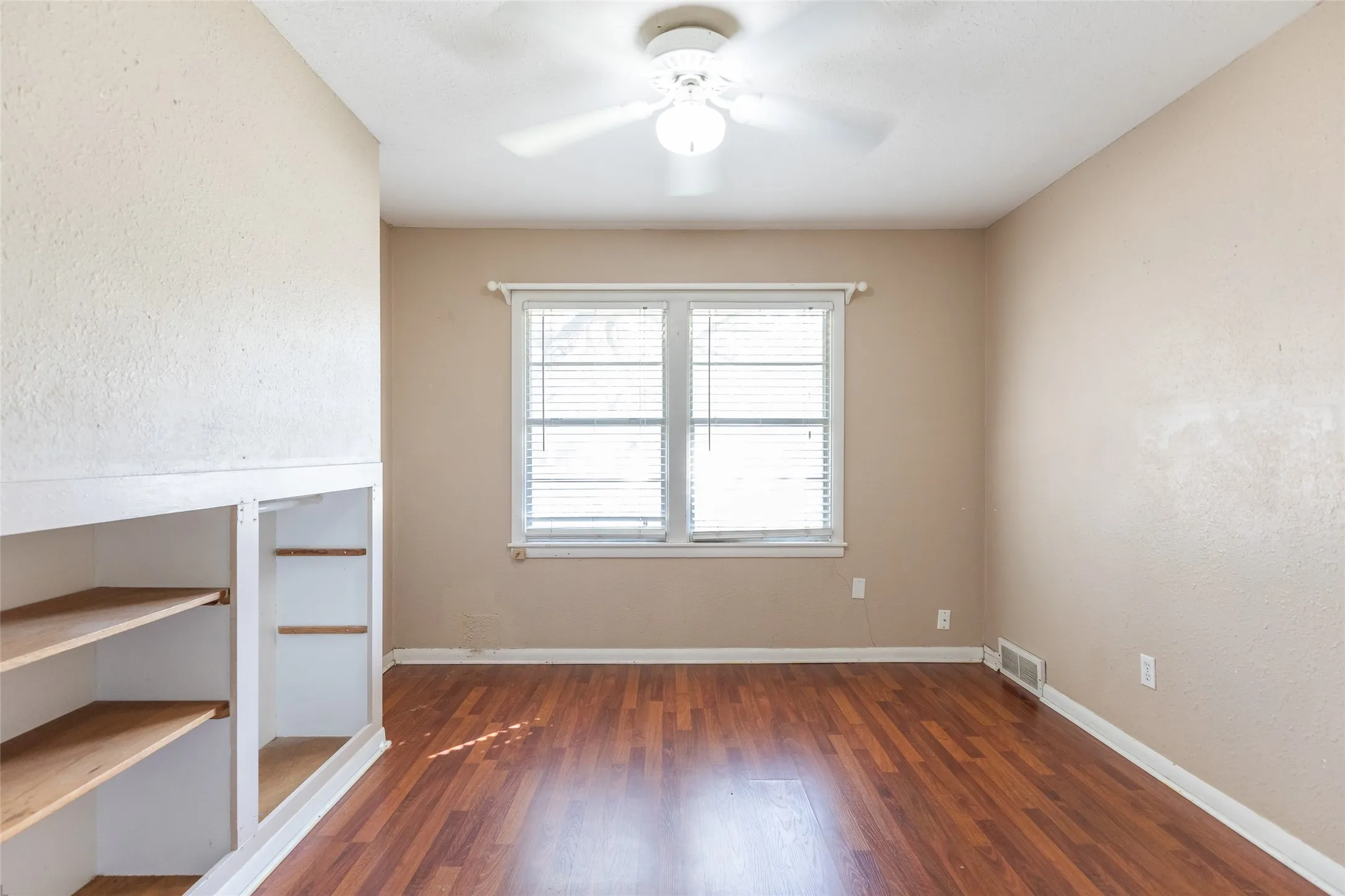 Single Family Residence For Sale in Taylor County , 718 Hawthorne Street, Abilene, Texas 79605, 3 Bedroom, 1 Bathroom, 3 Garage spaces, 1,247 Sqft, built in 1951, mls#21409281, Real Estate Agent in Abilene, Homes For Sale in Taylor county, Homes For Sale in Abilene, Realtor in Abilene Texas, Real Estate Brokerage Independent Realty Texas, Luminita Cordes Realtor