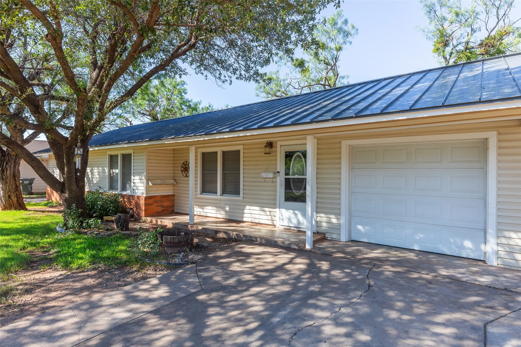 Single Family Residence For Sale in Taylor County , 718 Hawthorne Street, Abilene, Texas 79605, 3 Bedroom, 1 Bathroom, 3 Garage spaces, 1,247 Sqft, built in 1951, mls#21409281, Real Estate Agent in Abilene, Homes For Sale in Taylor county, Homes For Sale in Abilene, Realtor in Abilene Texas, Real Estate Brokerage Independent Realty Texas, Luminita Cordes Realtor