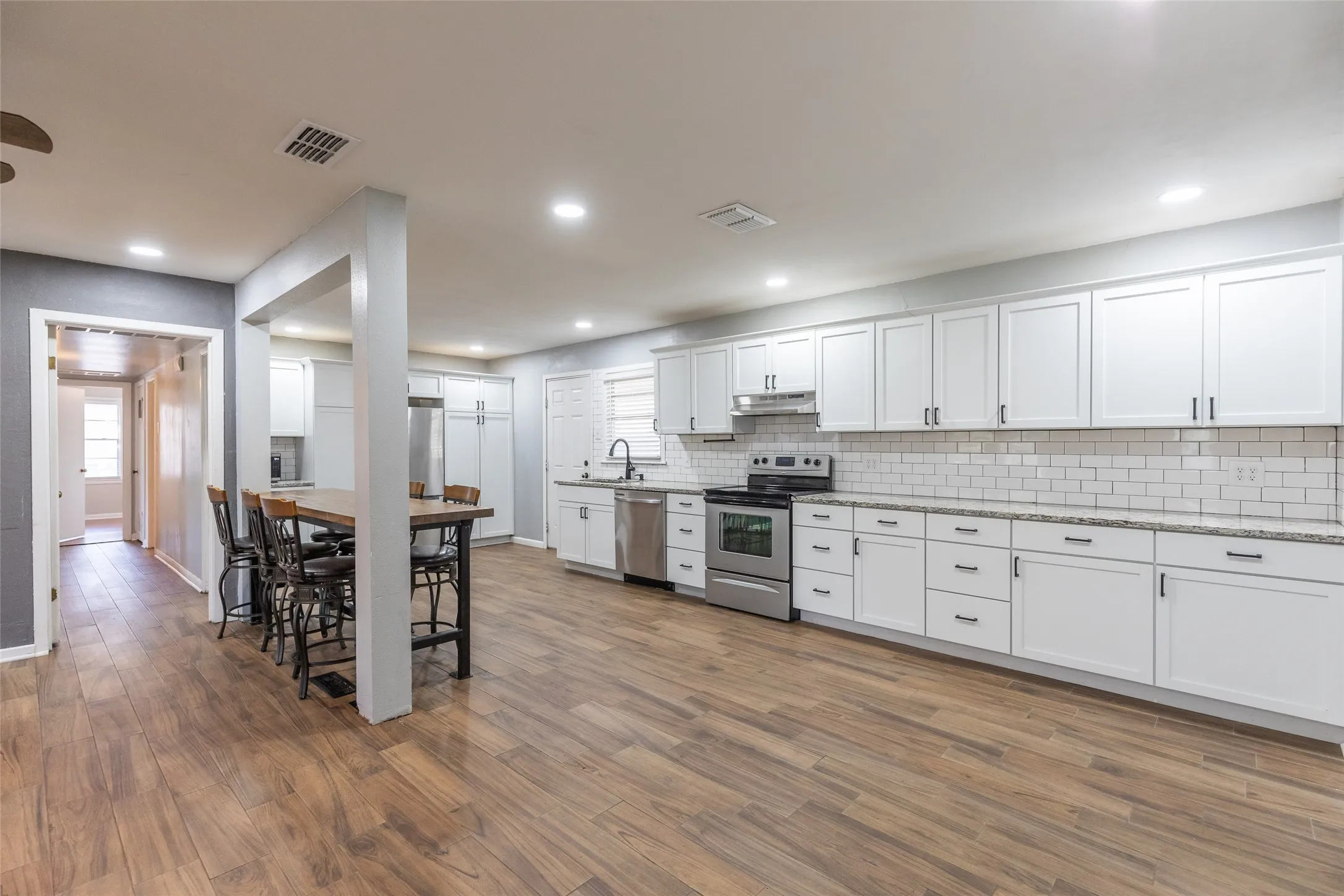 Single Family Residence For Sale in Taylor County , 718 Hawthorne Street, Abilene, Texas 79605, 3 Bedroom, 1 Bathroom, 3 Garage spaces, 1,247 Sqft, built in 1951, mls#21409281, Real Estate Agent in Abilene, Homes For Sale in Taylor county, Homes For Sale in Abilene, Realtor in Abilene Texas, Real Estate Brokerage Independent Realty Texas, Luminita Cordes Realtor