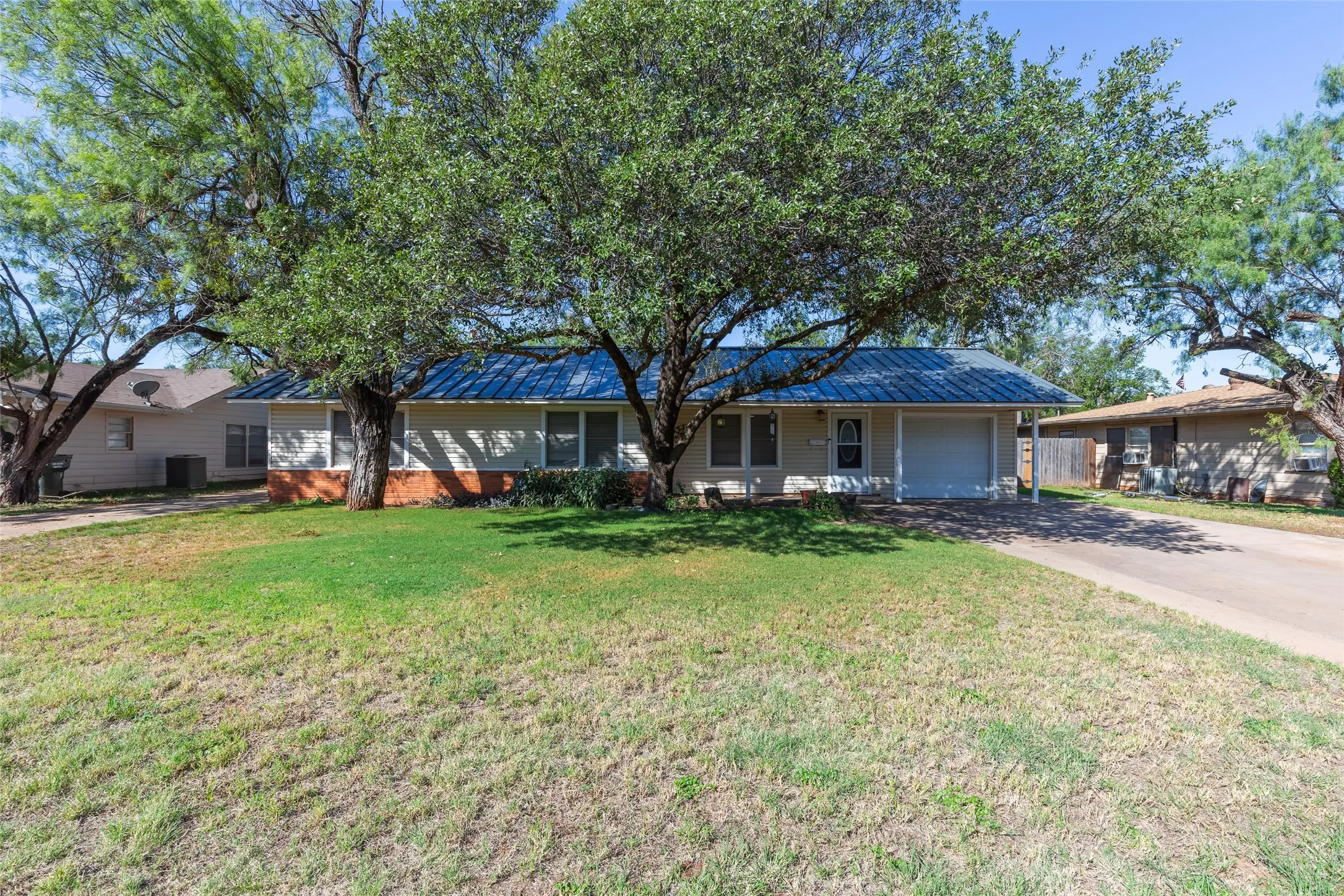 Single Family Residence For Sale in Taylor County , 718 Hawthorne Street, Abilene, Texas 79605, 3 Bedroom, 1 Bathroom, 3 Garage spaces, 1,247 Sqft, built in 1951, mls#21409281, Real Estate Agent in Abilene, Homes For Sale in Taylor county, Homes For Sale in Abilene, Realtor in Abilene Texas, Real Estate Brokerage Independent Realty Texas, Luminita Cordes Realtor