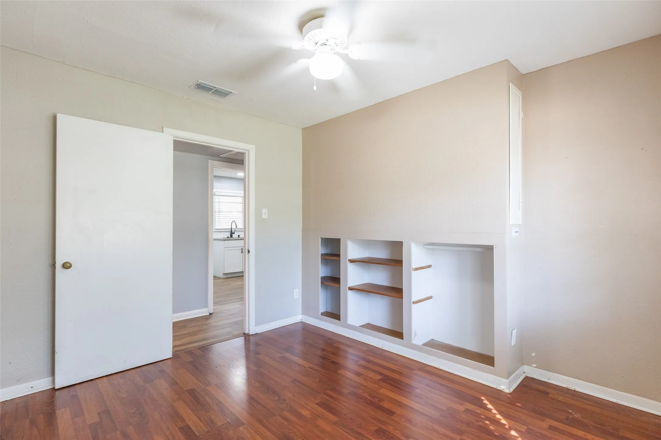 Single Family Residence For Sale in Taylor County , 718 Hawthorne Street, Abilene, Texas 79605, 3 Bedroom, 1 Bathroom, 3 Garage spaces, 1,247 Sqft, built in 1951, mls#21409281, Real Estate Agent in Abilene, Homes For Sale in Taylor county, Homes For Sale in Abilene, Realtor in Abilene Texas, Real Estate Brokerage Independent Realty Texas, Luminita Cordes Realtor