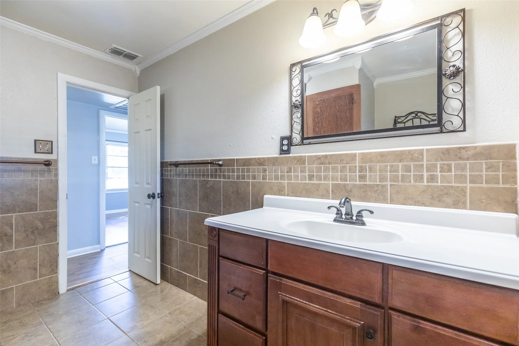 Single Family Residence For Sale in Taylor County , 718 Hawthorne Street, Abilene, Texas 79605, 3 Bedroom, 1 Bathroom, 3 Garage spaces, 1,247 Sqft, built in 1951, mls#21409281, Real Estate Agent in Abilene, Homes For Sale in Taylor county, Homes For Sale in Abilene, Realtor in Abilene Texas, Real Estate Brokerage Independent Realty Texas, Luminita Cordes Realtor