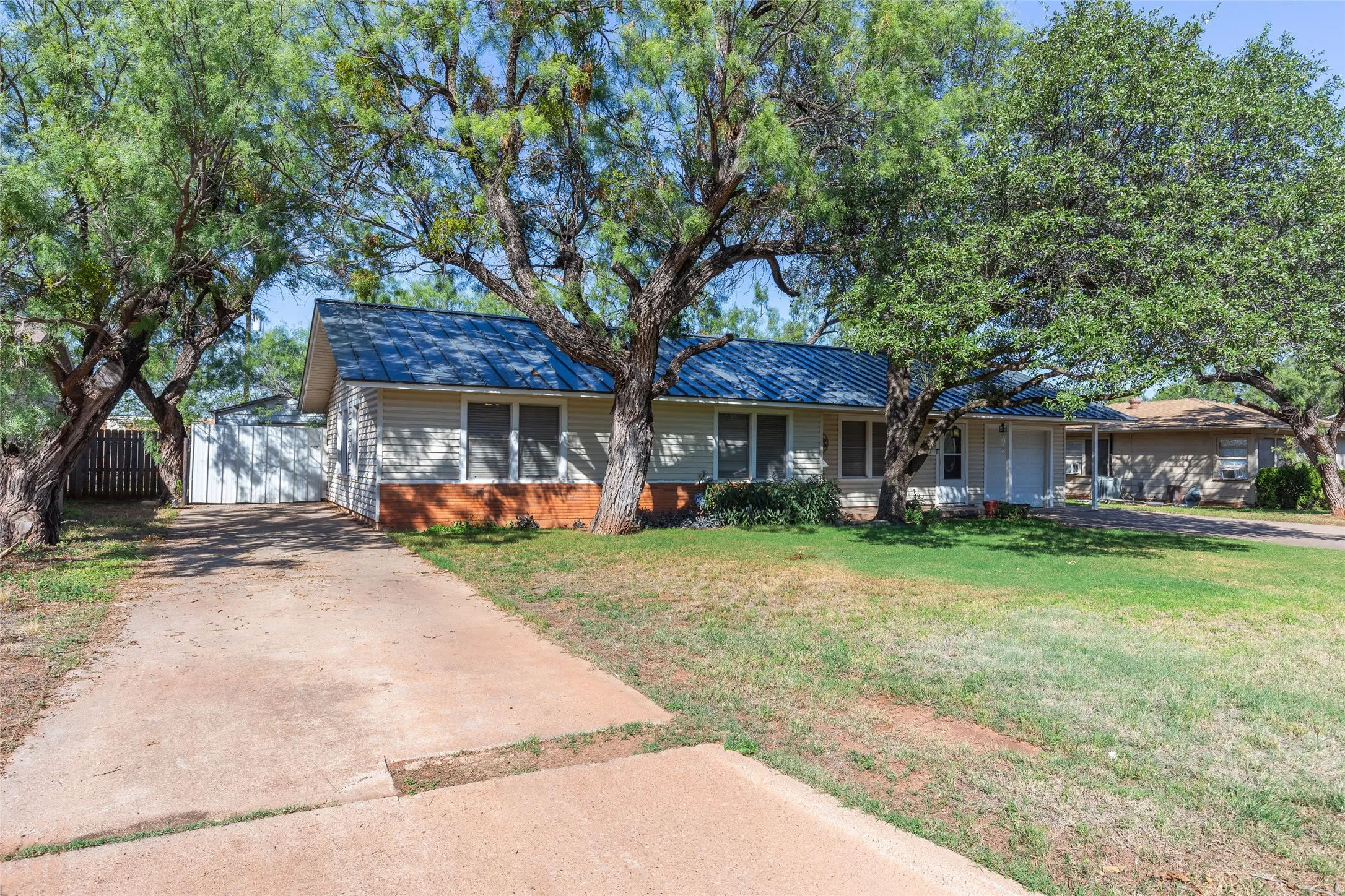 Single Family Residence For Sale in Taylor County , 718 Hawthorne Street, Abilene, Texas 79605, 3 Bedroom, 1 Bathroom, 3 Garage spaces, 1,247 Sqft, built in 1951, mls#21409281, Real Estate Agent in Abilene, Homes For Sale in Taylor county, Homes For Sale in Abilene, Realtor in Abilene Texas, Real Estate Brokerage Independent Realty Texas, Luminita Cordes Realtor
