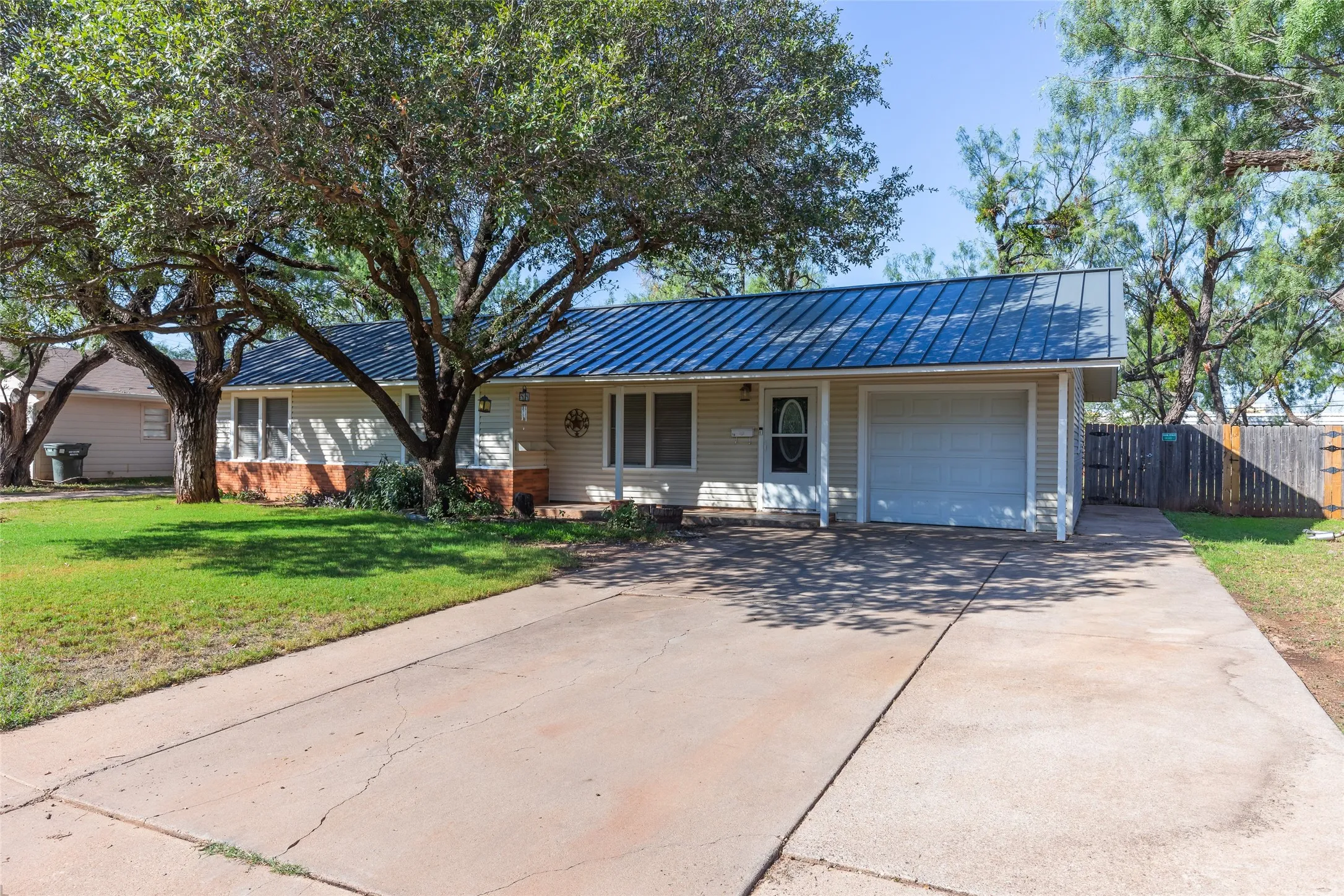 Single Family Residence For Sale in Taylor County , 718 Hawthorne Street, Abilene, Texas 79605, 3 Bedroom, 1 Bathroom, 3 Garage spaces, 1,247 Sqft, built in 1951, mls#21409281, Real Estate Agent in Abilene, Homes For Sale in Taylor county, Homes For Sale in Abilene, Realtor in Abilene Texas, Real Estate Brokerage Independent Realty Texas, Luminita Cordes Realtor