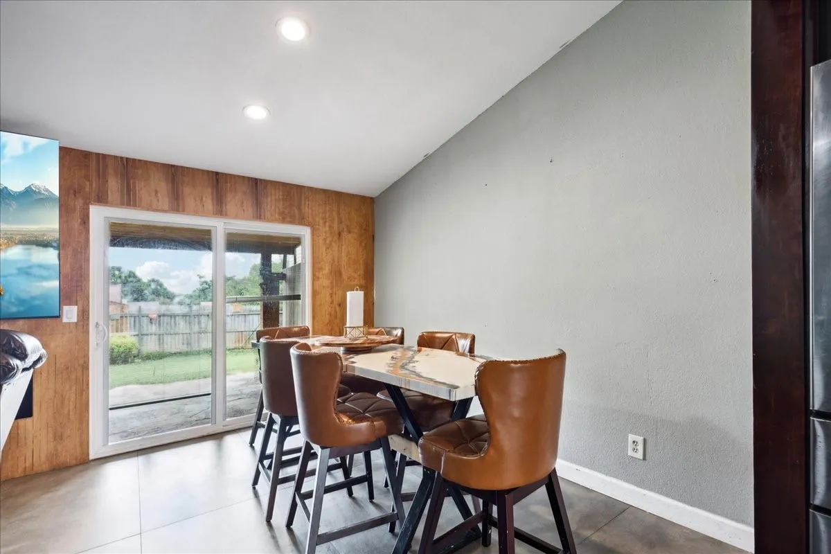 Vaulted ceiling with recessed lighting