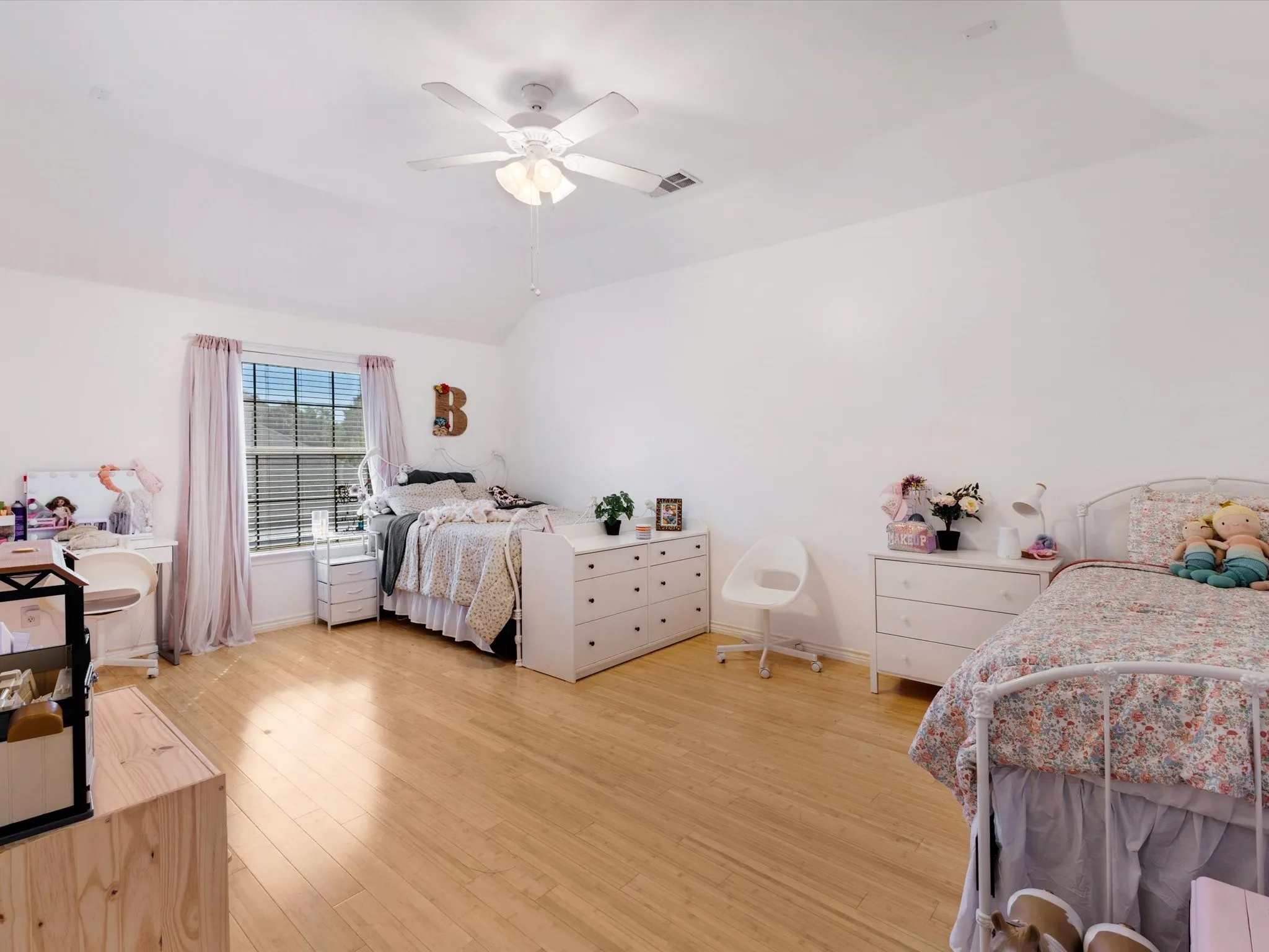 Single Family Residence For Sale in Collin County , 809 Stanford Drive, Murphy, Texas 75094, 5 Bedroom, 4 Bathroom, 2 Garage spaces, 3,801 Sqft, built in 2001, mls#21409112, Real Estate Agent in Murphy, Homes For Sale in Collin county, Homes For Sale in Murphy, Realtor in Murphy Texas, Real Estate Brokerage Independent Realty Texas, Luminita Cordes Realtor