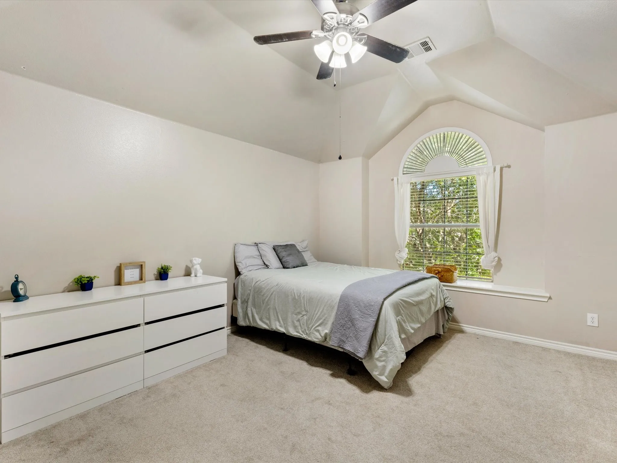 Single Family Residence For Sale in Collin County , 809 Stanford Drive, Murphy, Texas 75094, 5 Bedroom, 4 Bathroom, 2 Garage spaces, 3,801 Sqft, built in 2001, mls#21409112, Real Estate Agent in Murphy, Homes For Sale in Collin county, Homes For Sale in Murphy, Realtor in Murphy Texas, Real Estate Brokerage Independent Realty Texas, Luminita Cordes Realtor