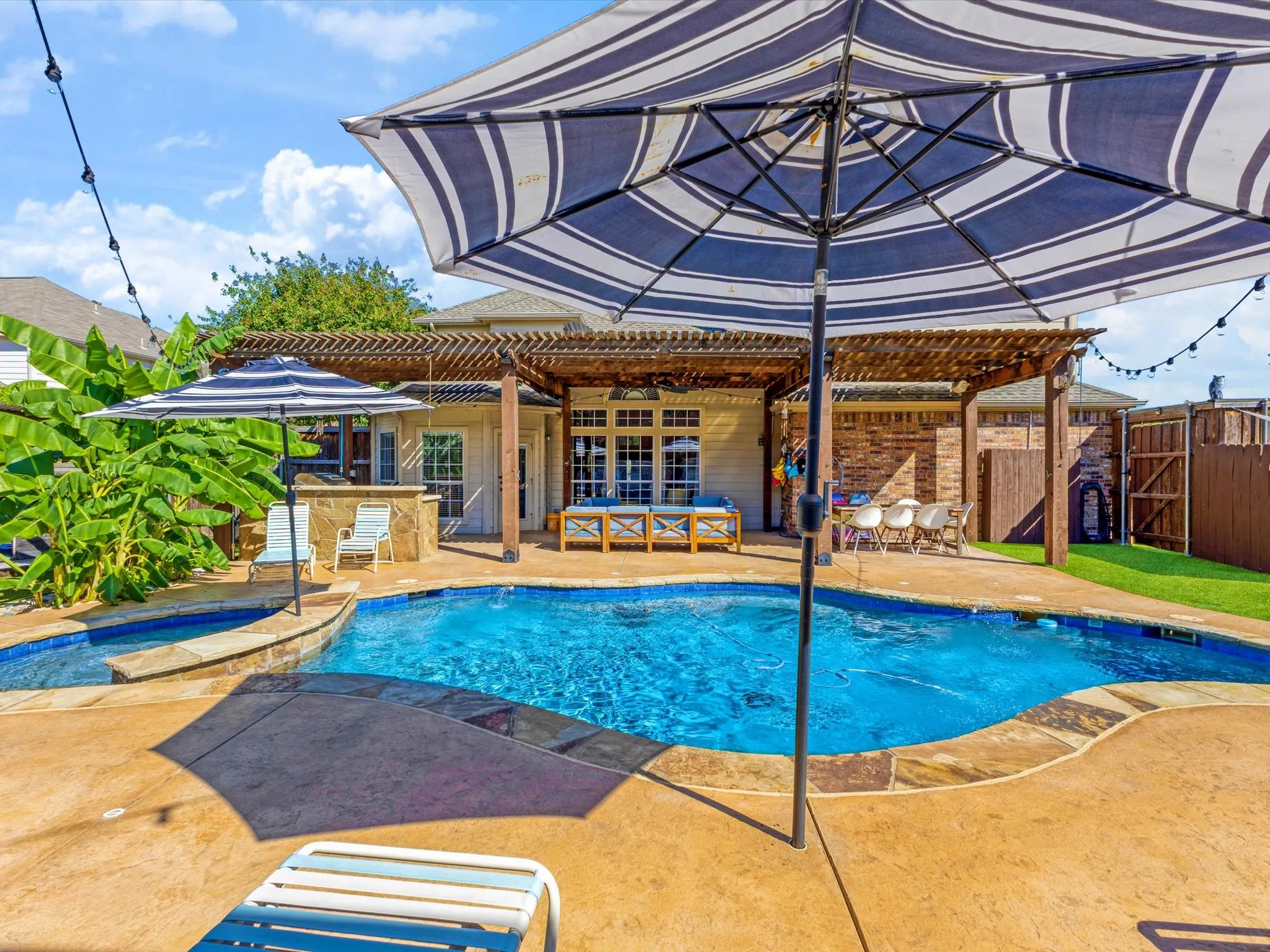 Single Family Residence For Sale in Collin County , 809 Stanford Drive, Murphy, Texas 75094, 5 Bedroom, 4 Bathroom, 2 Garage spaces, 3,801 Sqft, built in 2001, mls#21409112, Real Estate Agent in Murphy, Homes For Sale in Collin county, Homes For Sale in Murphy, Realtor in Murphy Texas, Real Estate Brokerage Independent Realty Texas, Luminita Cordes Realtor