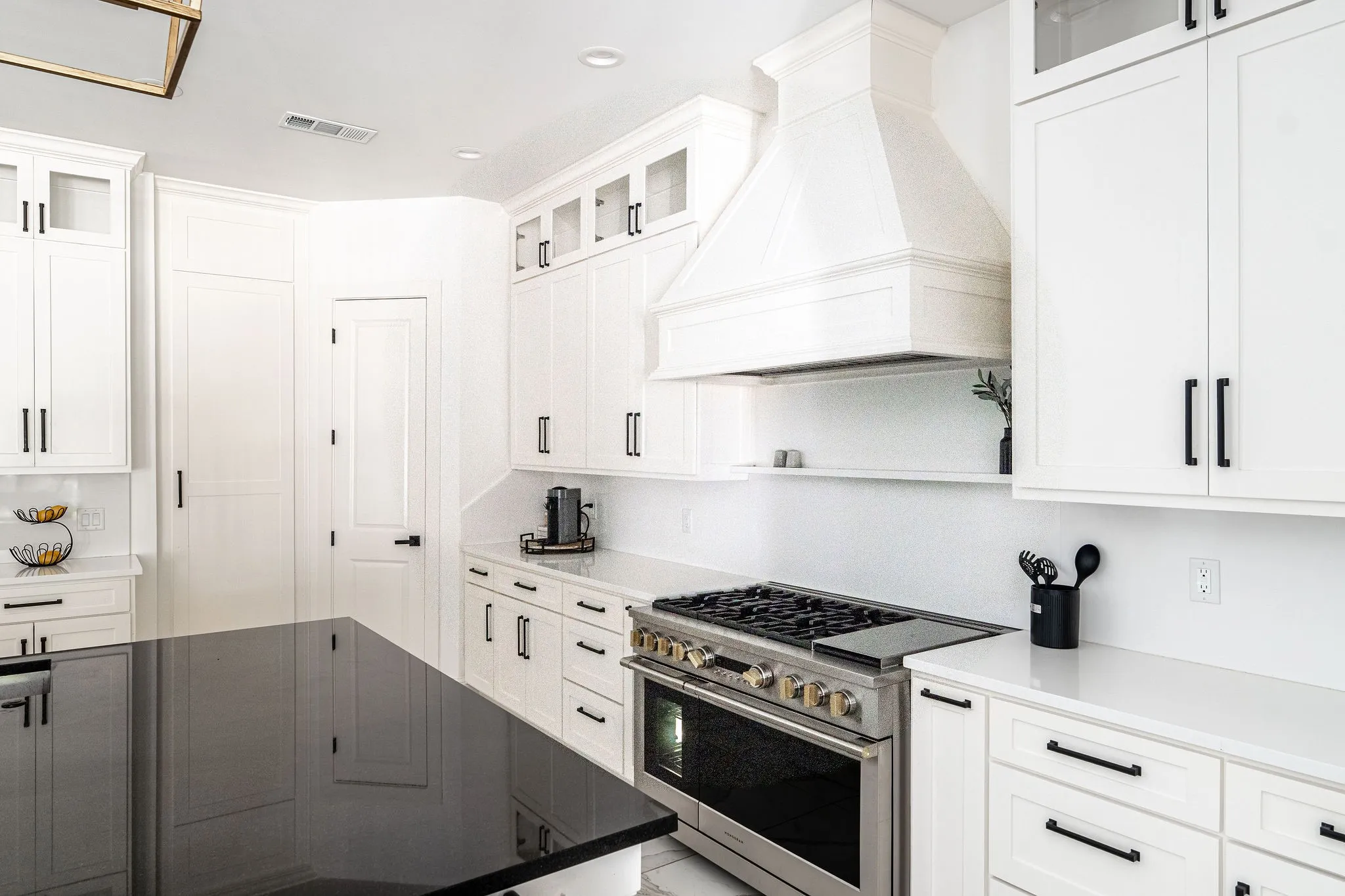 Single Family Residence For Rent in Tarrant County , 3705 W 5th Street, Fort Worth, Texas 76107, 5 Bedroom, 5 Bathroom, 2 Garage spaces, 4,670 Sqft, built in 2008, mls#21409347, Real Estate Agent in Fort Worth, Homes For Rent in Tarrant county, Homes For Rent in Fort Worth, Realtor in Fort Worth Texas, Real Estate Brokerage Independent Realty Texas, Luminita Cordes Realtor